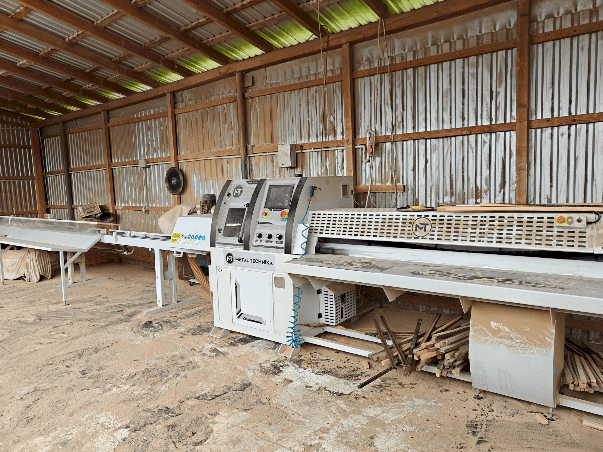 Prikaz stroja METAL TECHNIKA OWD-1600 sprijeda