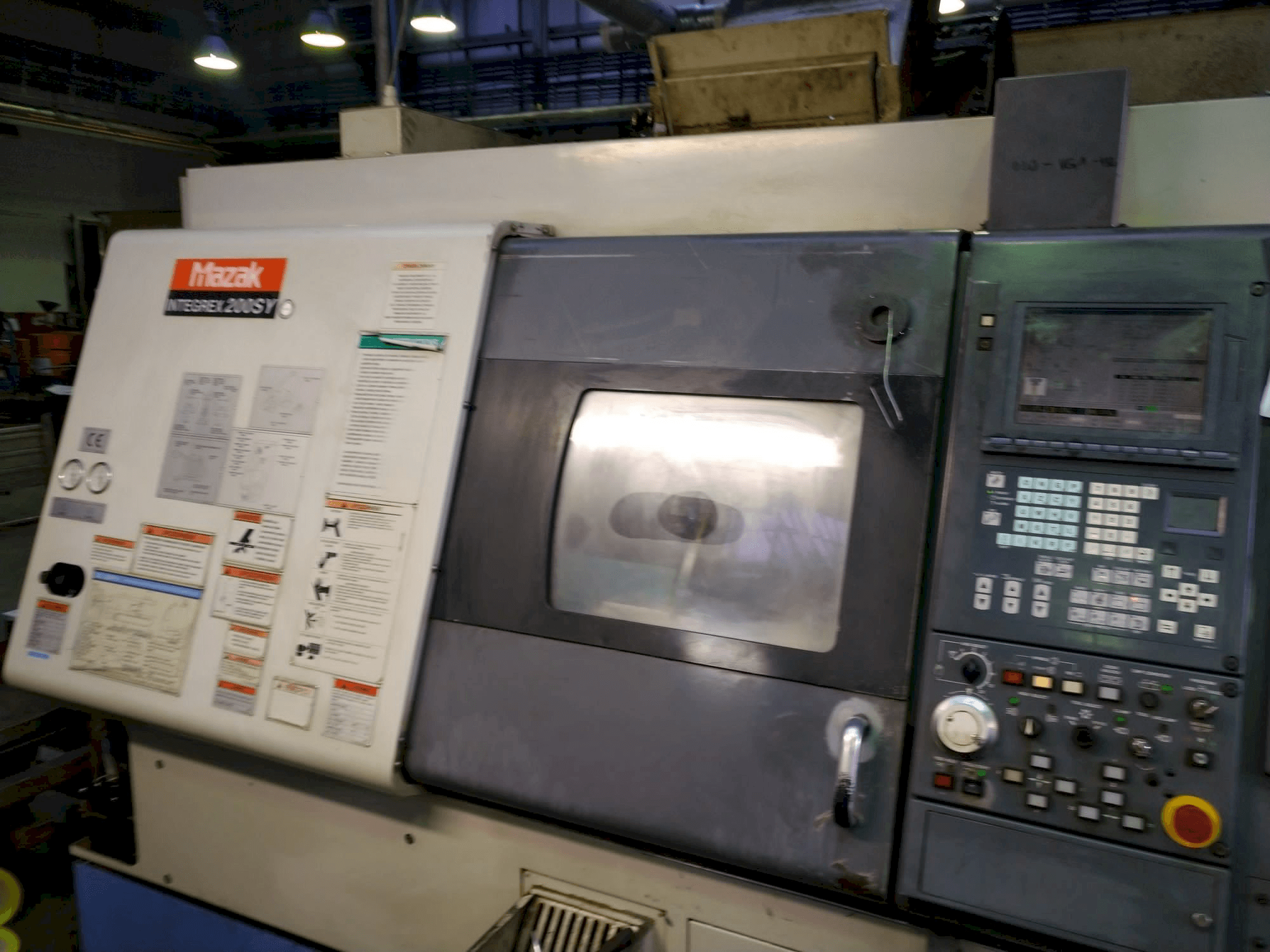 Prikaz lijeve strane stroja Mazak Integrex 200 SY