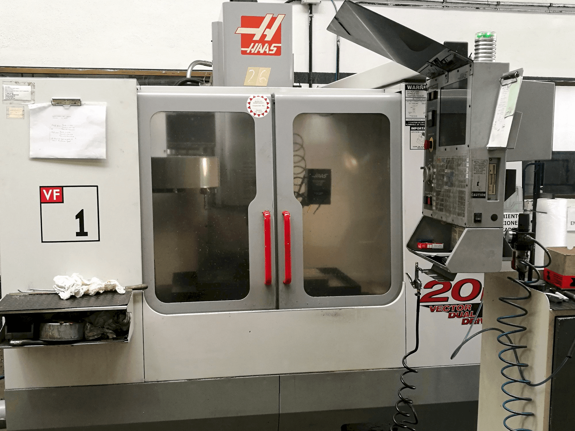 Prikaz stroja HAAS VF 1 sprijeda