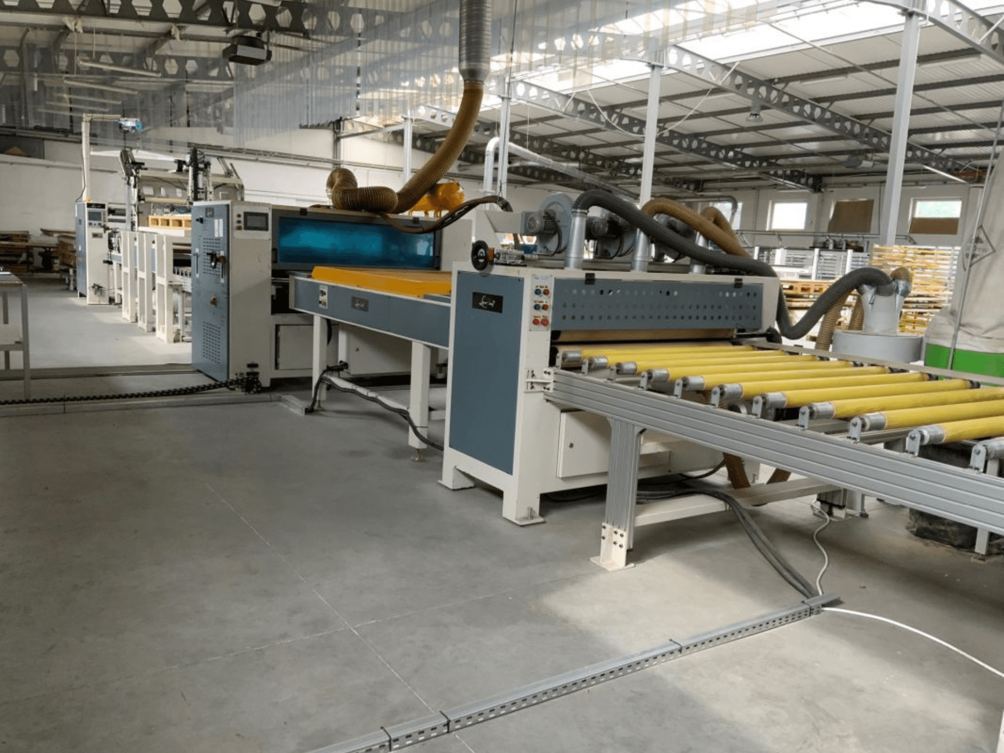 MASTER PUR-1400 laminatorska preša u tvorničkom okruženju, prednji pogled, s prikazom valjaka i upravljačkih elemenata.