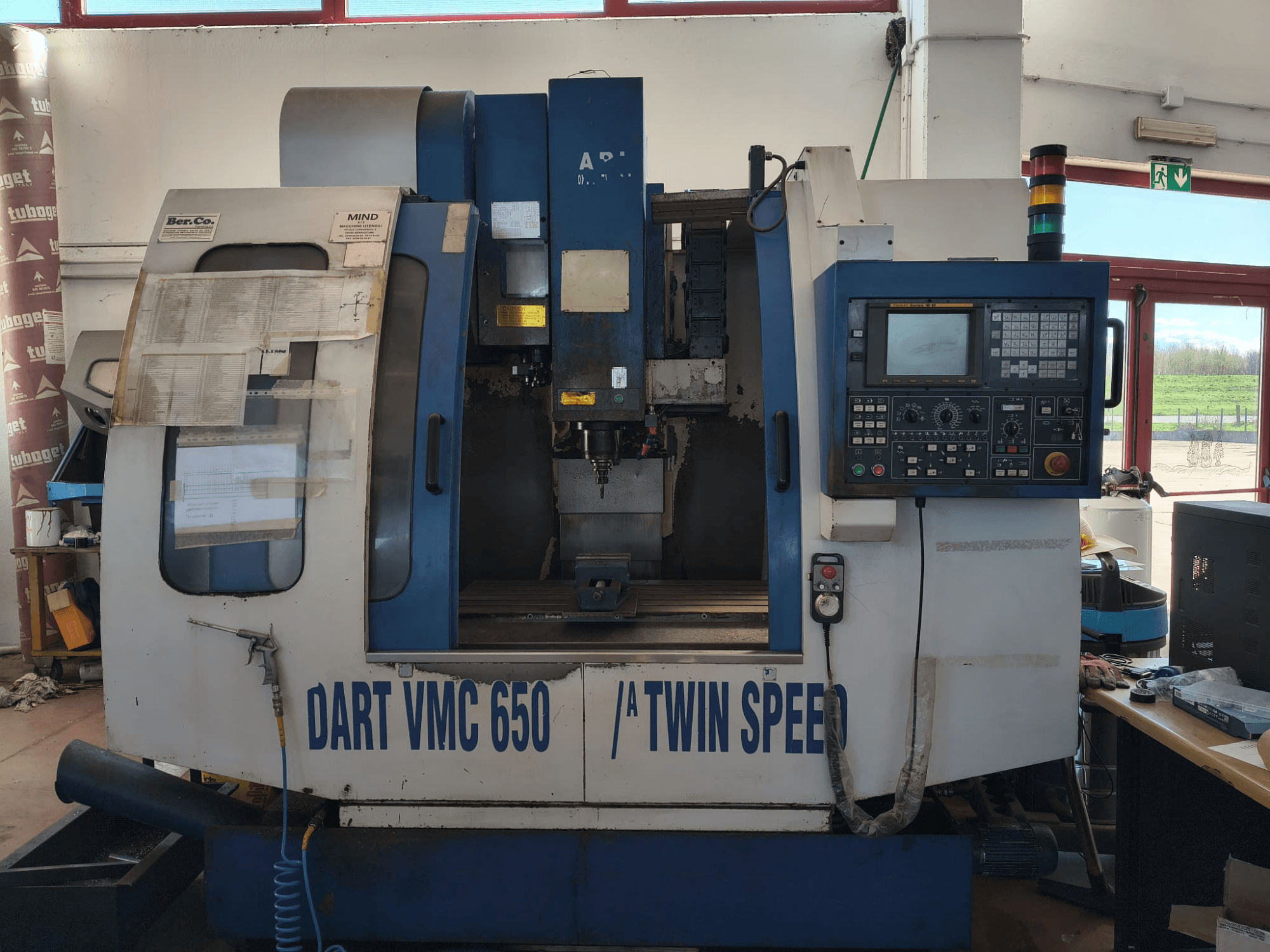 Vertikalni obradni centar DART VMC650 XL/A TS, prednji pogled, s upravljačkom pločom, držačem alata i detaljima rada.