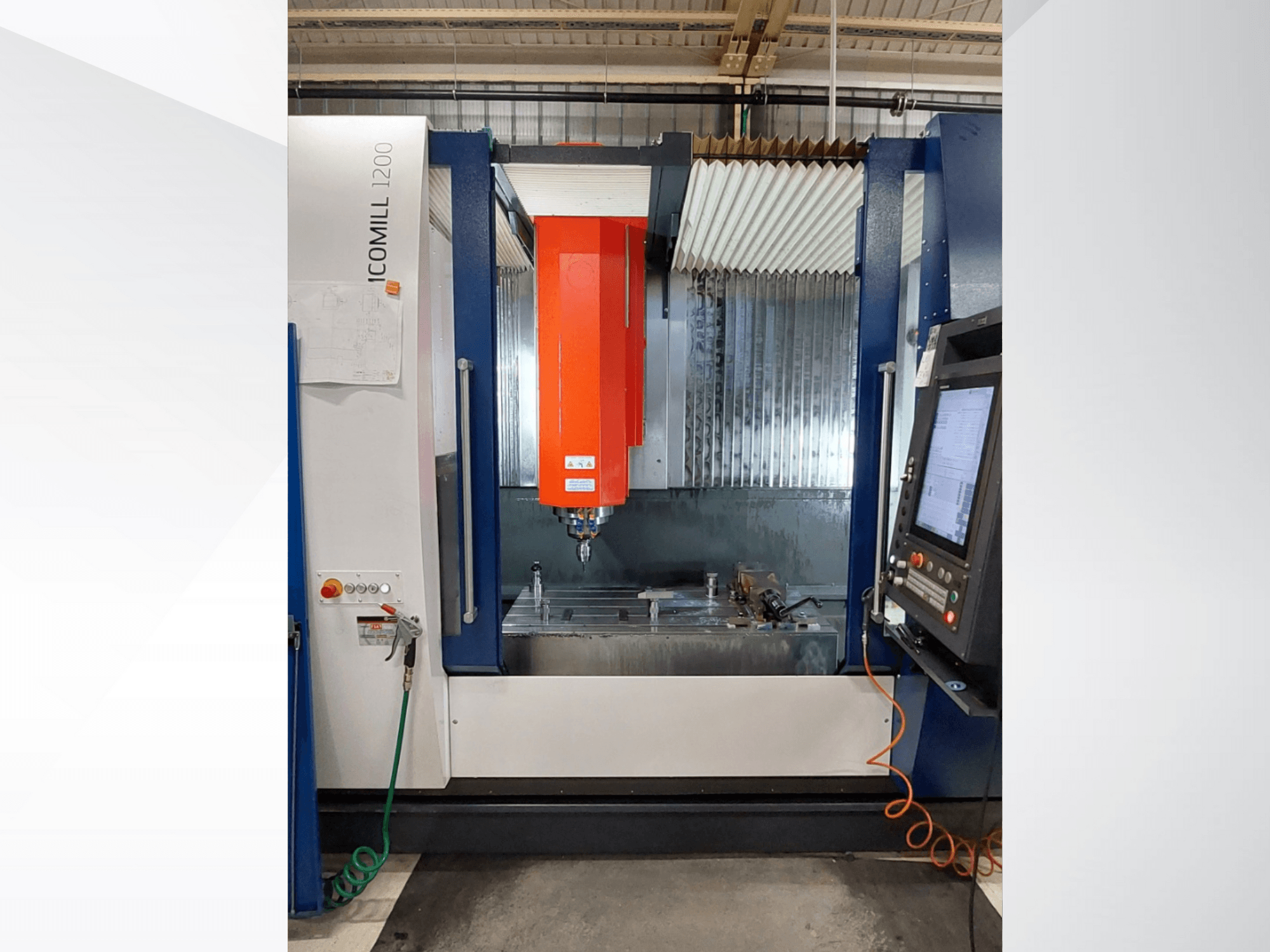 ICOMILL 1200 CNC glodalica s crvenim vretenom, prednji pogled s upravljačkom pločom i radnim područjem s alatima.