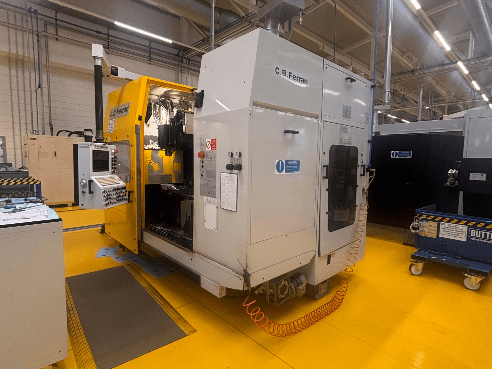 Vertikalni obradni centar CB Ferrari A175 u tvorničkom okruženju, prednji pogled s vidljivom upravljačkom pločom i otvorenim pristupnim vratima.