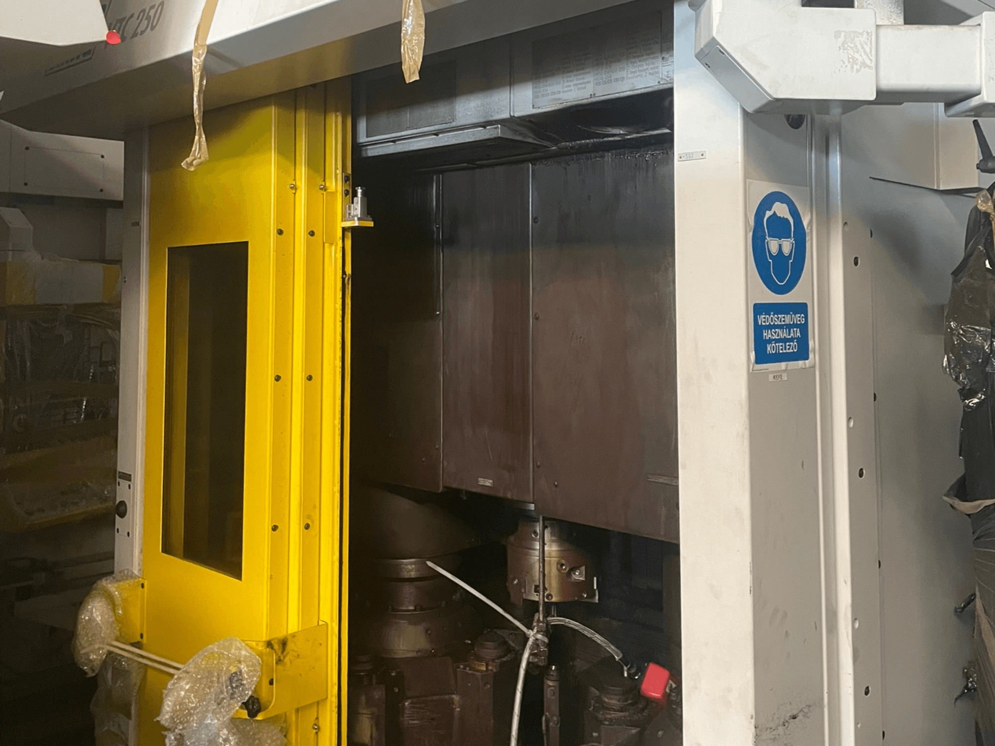 Žuta ulazna vrata stroja sa sigurnosnim znakom, prednji pogled na industrijski stroj modela Z250, s prikazom unutarnjih komponenti.