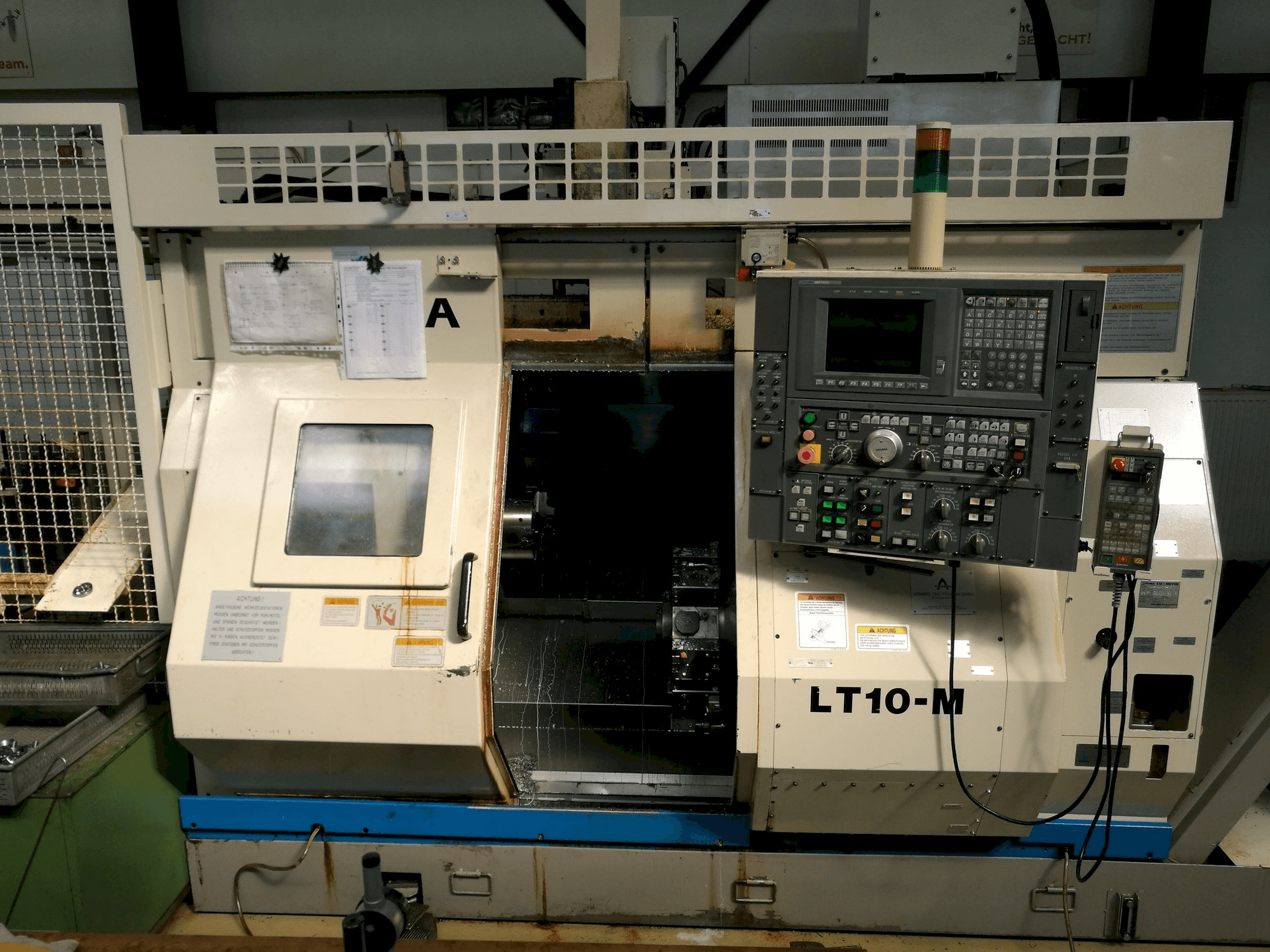 Prikaz stroja Okuma LT10-M sprijeda