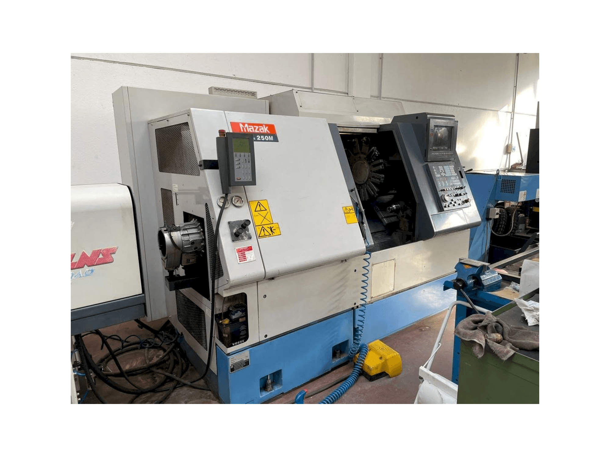 Prikaz stroja Mazak SQT 250M sprijeda