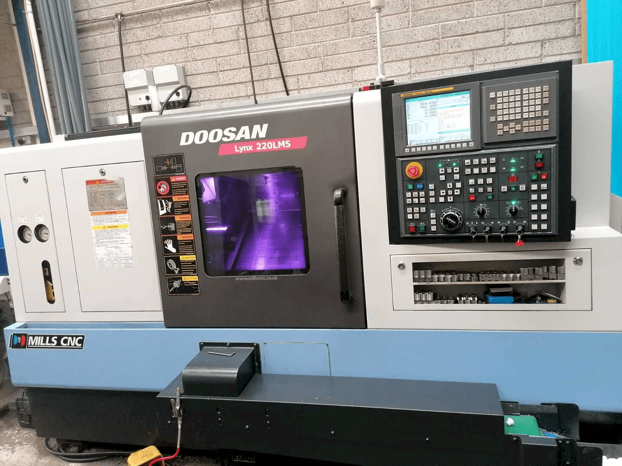 Prikaz stroja Doosan Lynx 220LMSA sprijeda