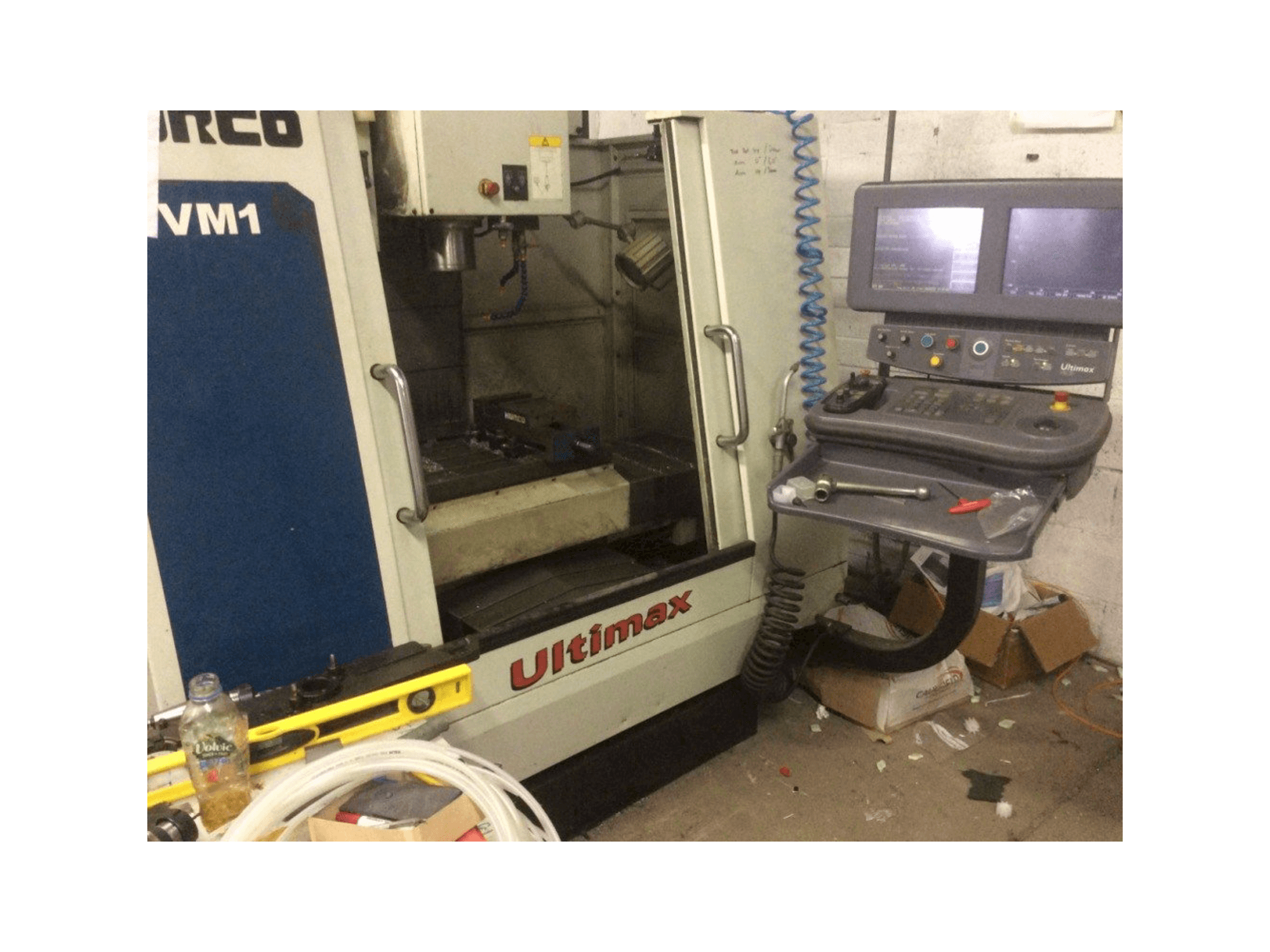 Prikaz stroja Hurco VM 1 sprijeda
