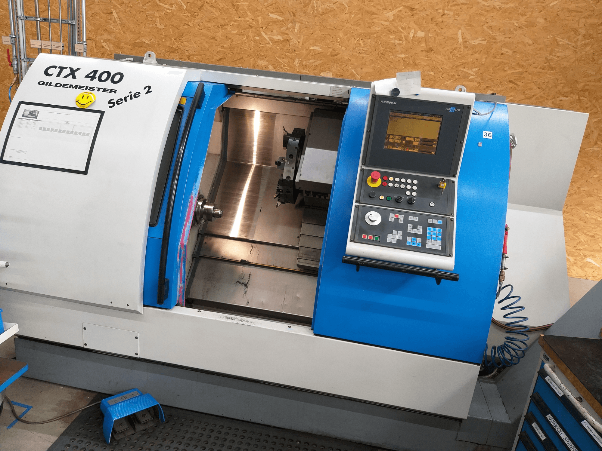 Gildemeister CTX 400 Serie 2 horizontalni tokarski stroj, prednji pogled s upravljačkom pločom i otvorenom unutrašnjosti stroja.