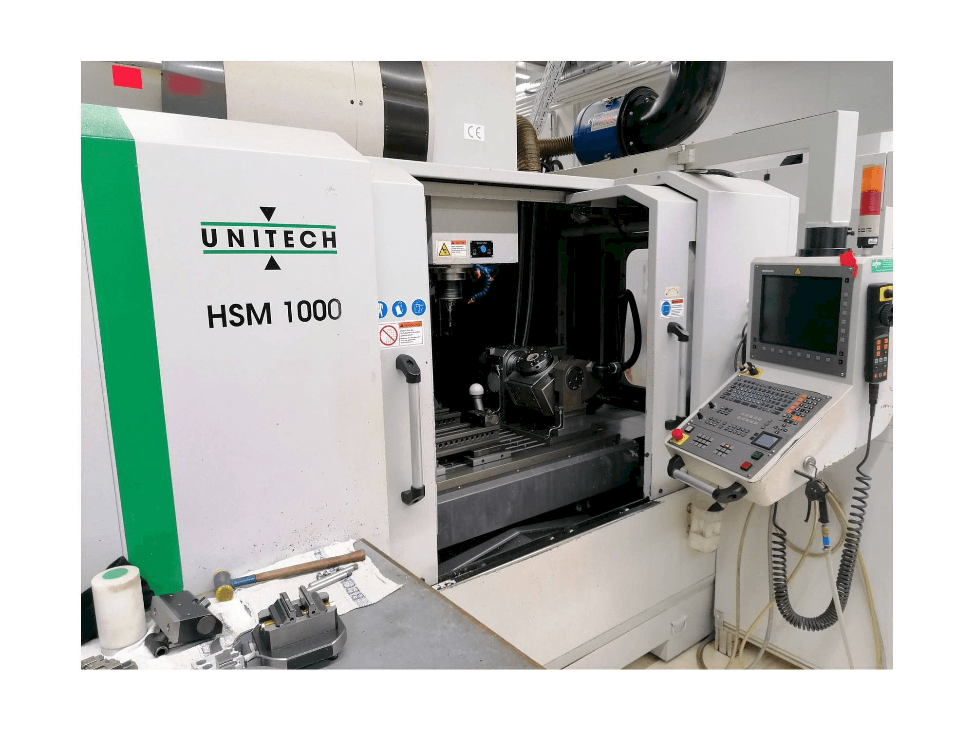 Prikaz stroja UNITECH HSM1000 sprijeda