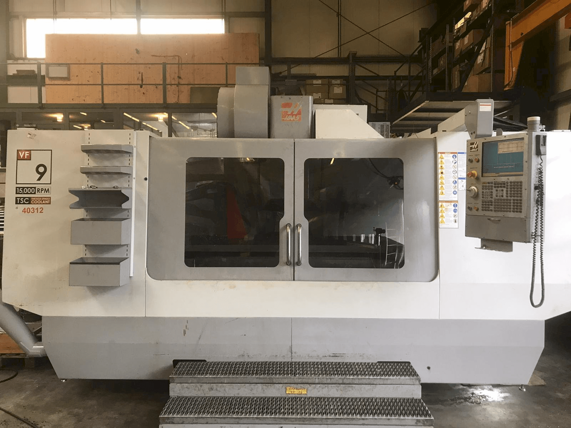 Prikaz stroja HAAS VF-9 sprijeda