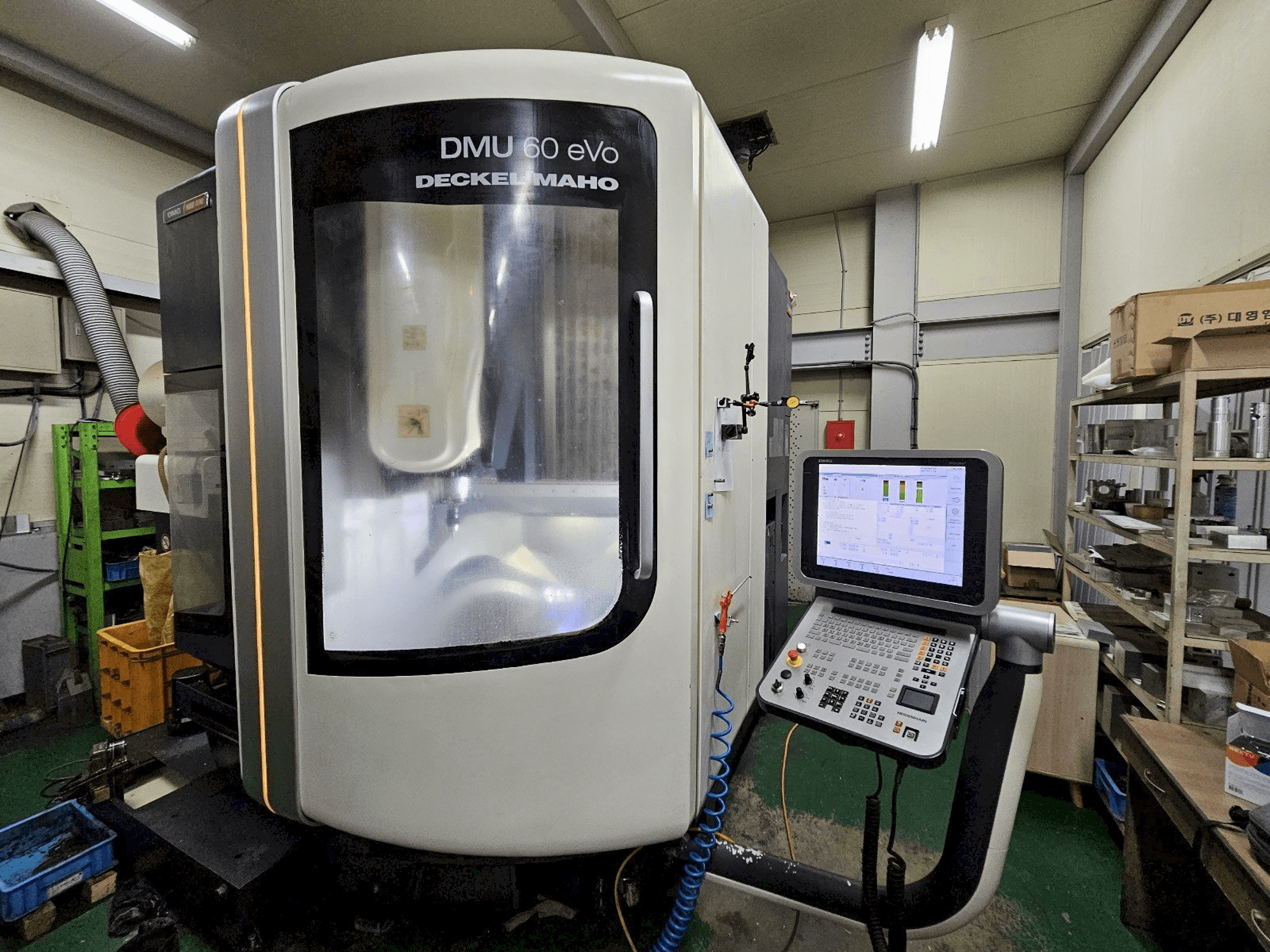 Prikaz stroja DMG MORI DMU 60 EVO sprijeda