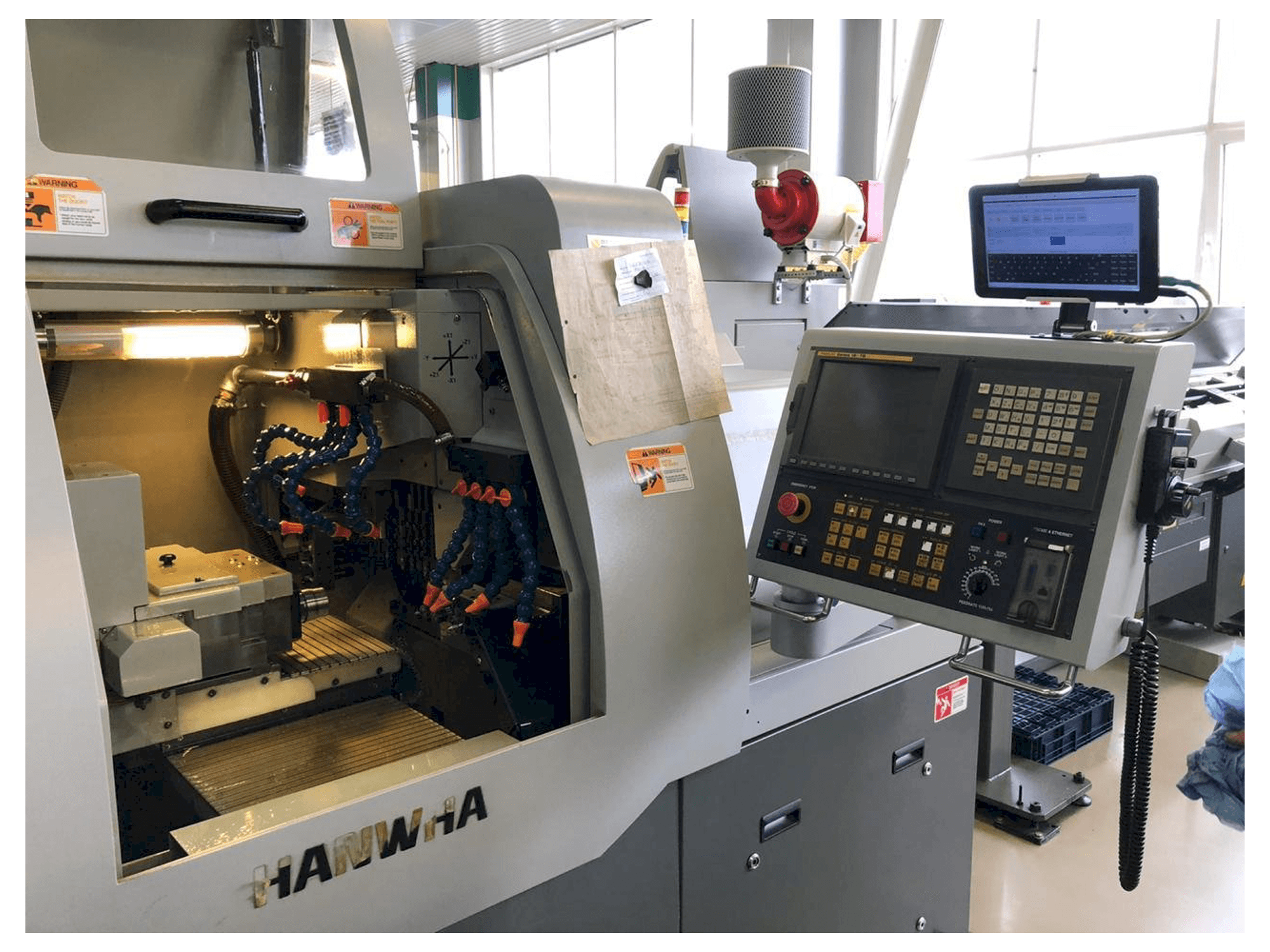 Prikaz stroja Hanwha XD20H sprijeda