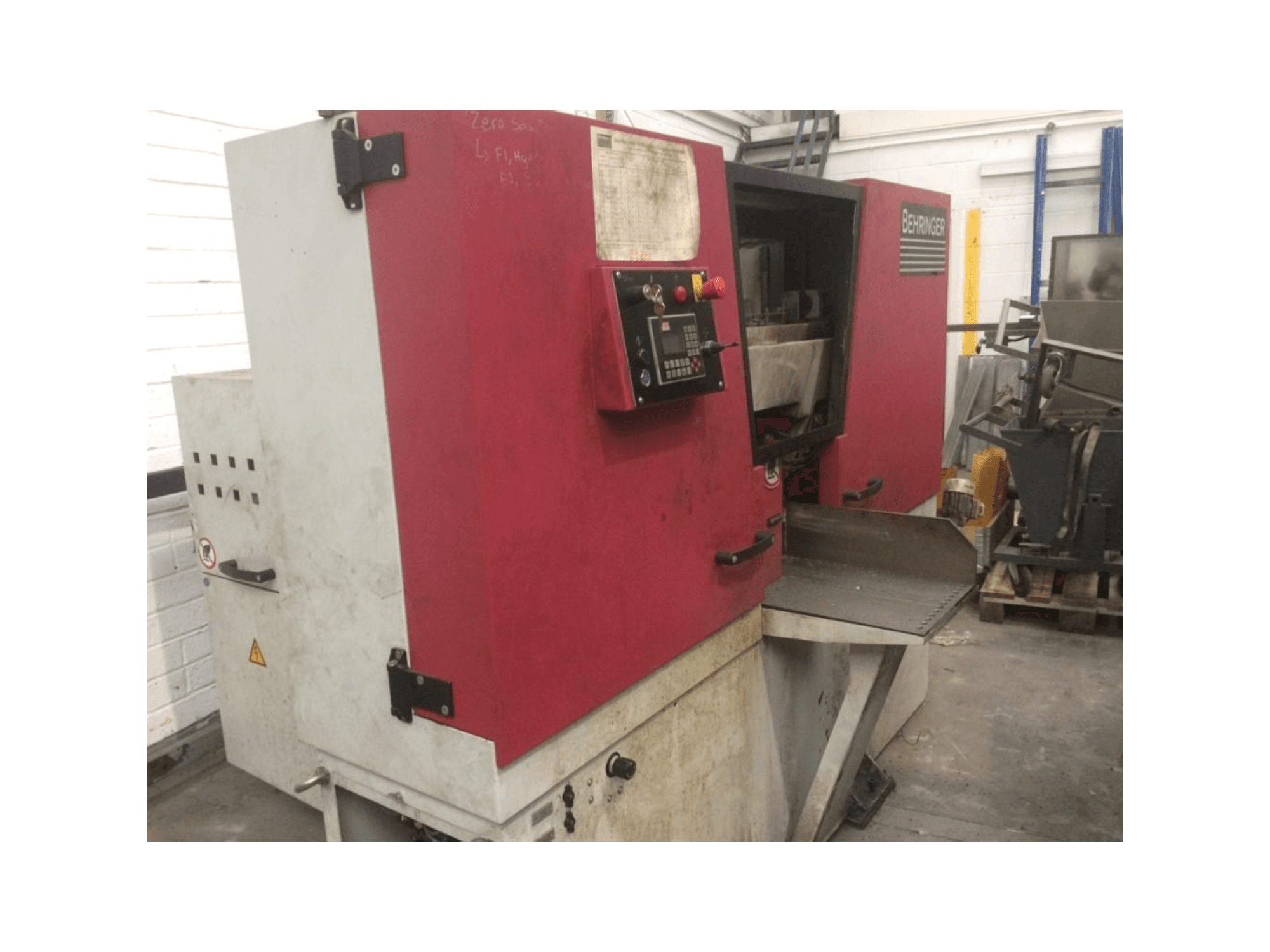 Prikaz stroja Behringer HBE261 A sprijeda