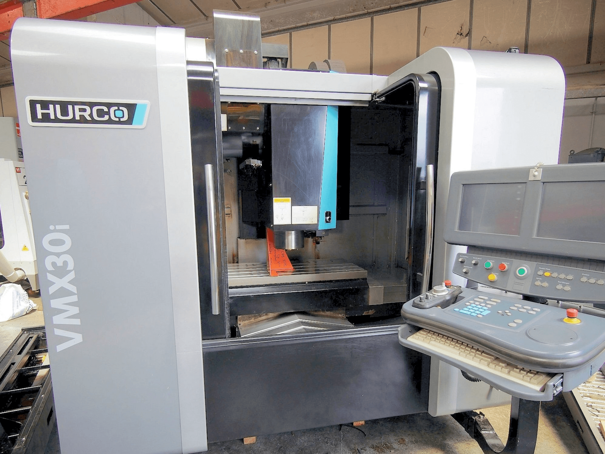 Prikaz stroja Hurco VMX 30i sprijeda
