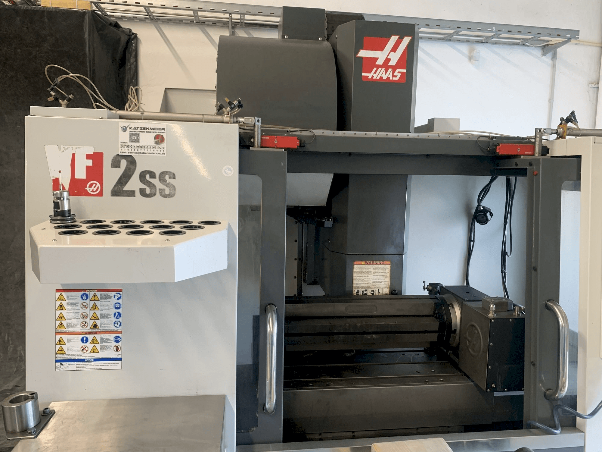Prikaz stroja HAAS VF-2SS sprijeda