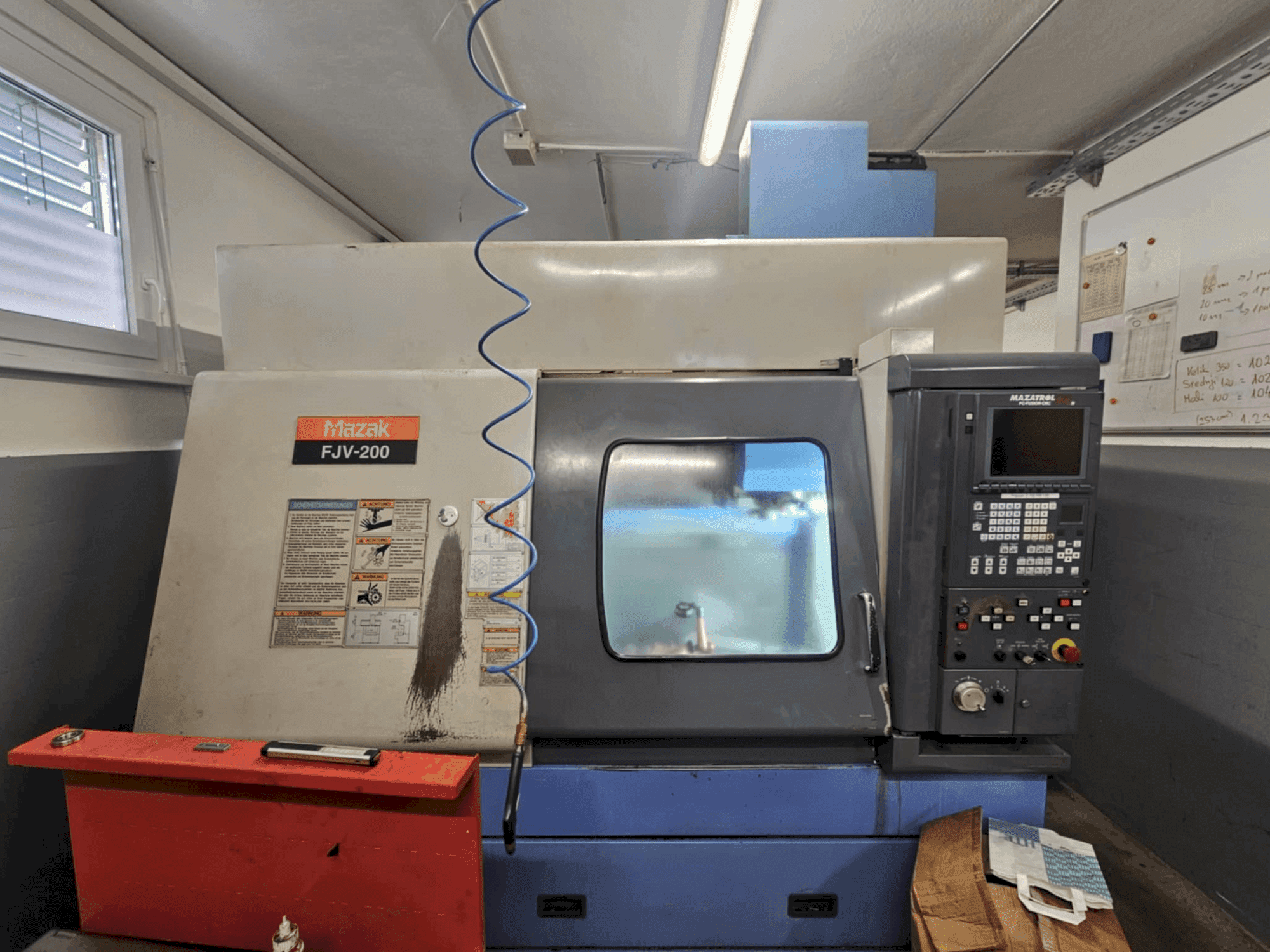 Prikaz stroja Mazak fjv 200 sprijeda