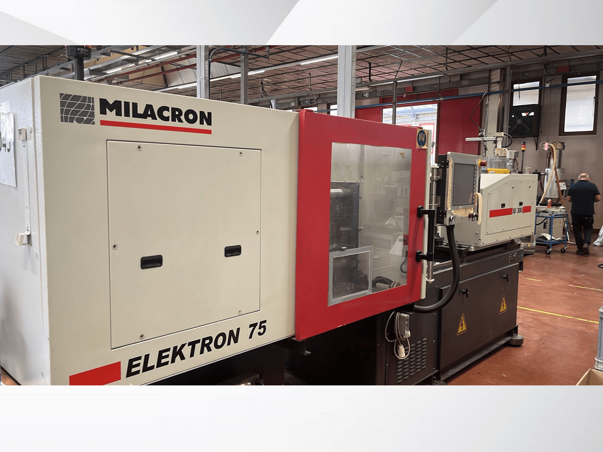 Stroj za brizganje plastike Milacron Elektron 75 u radioničkom okruženju, bočni pogled koji prikazuje njegovu upravljačku ploču i mehaničke dijelove.