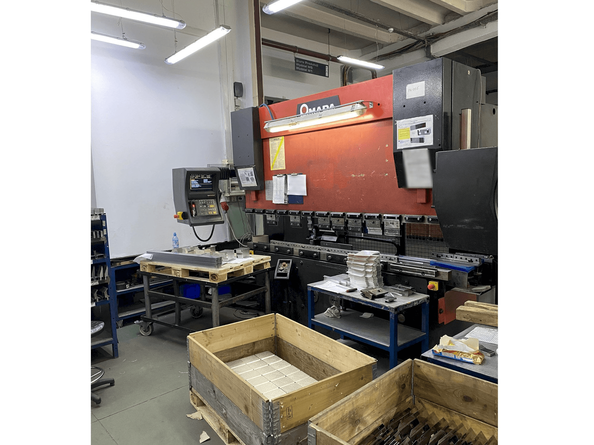 Prikaz stroja AMADA HFBO 8025 sprijeda