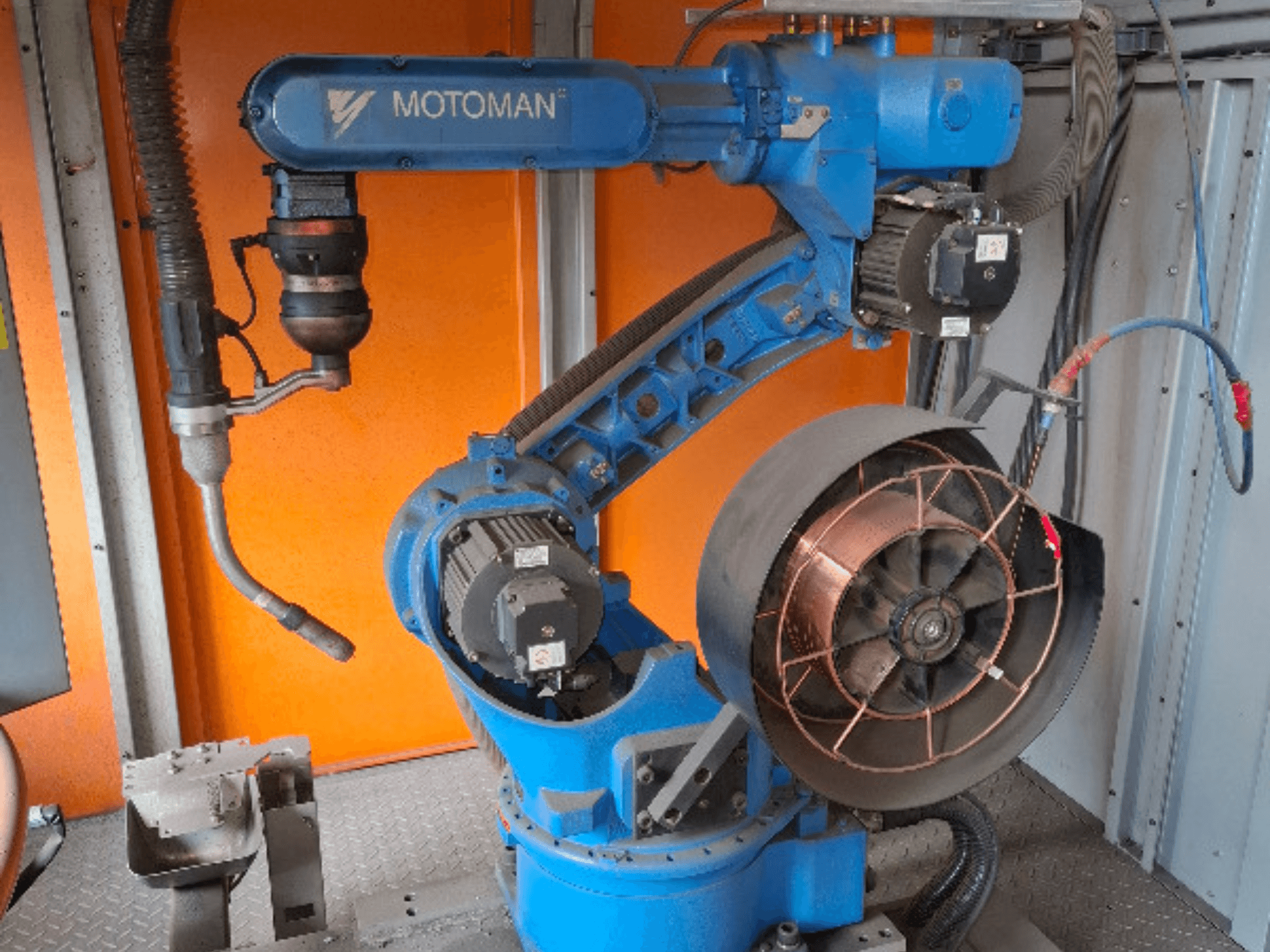 MOTOMAN robotska ruka u plavoj boji, bočni pogled, s pričvršćenim ventilatorom i alatima, prikazuje mehaničke detalje i spojeve.