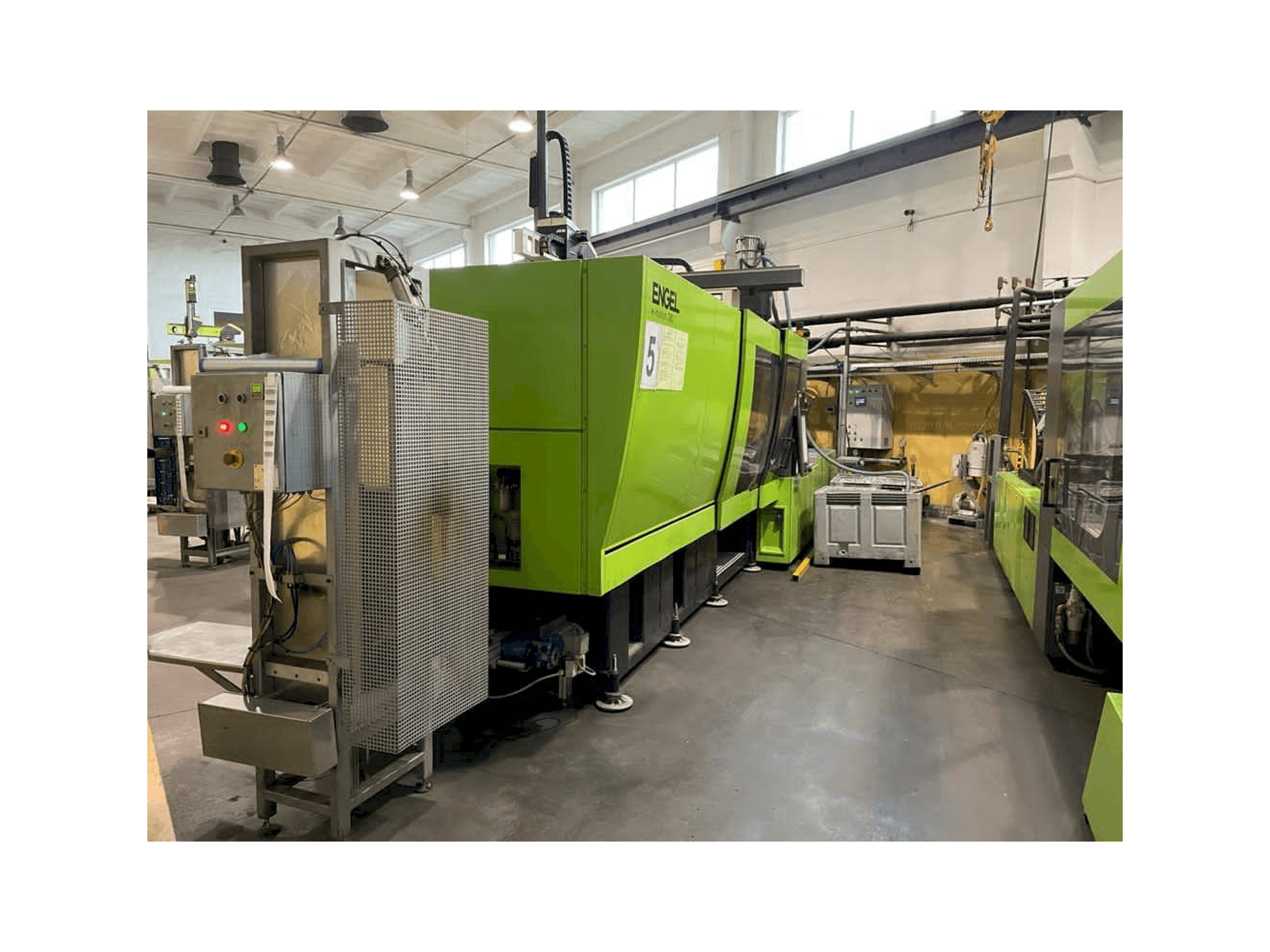 Prikaz stroja ENGEL e-motion 2440/380 T sprijeda