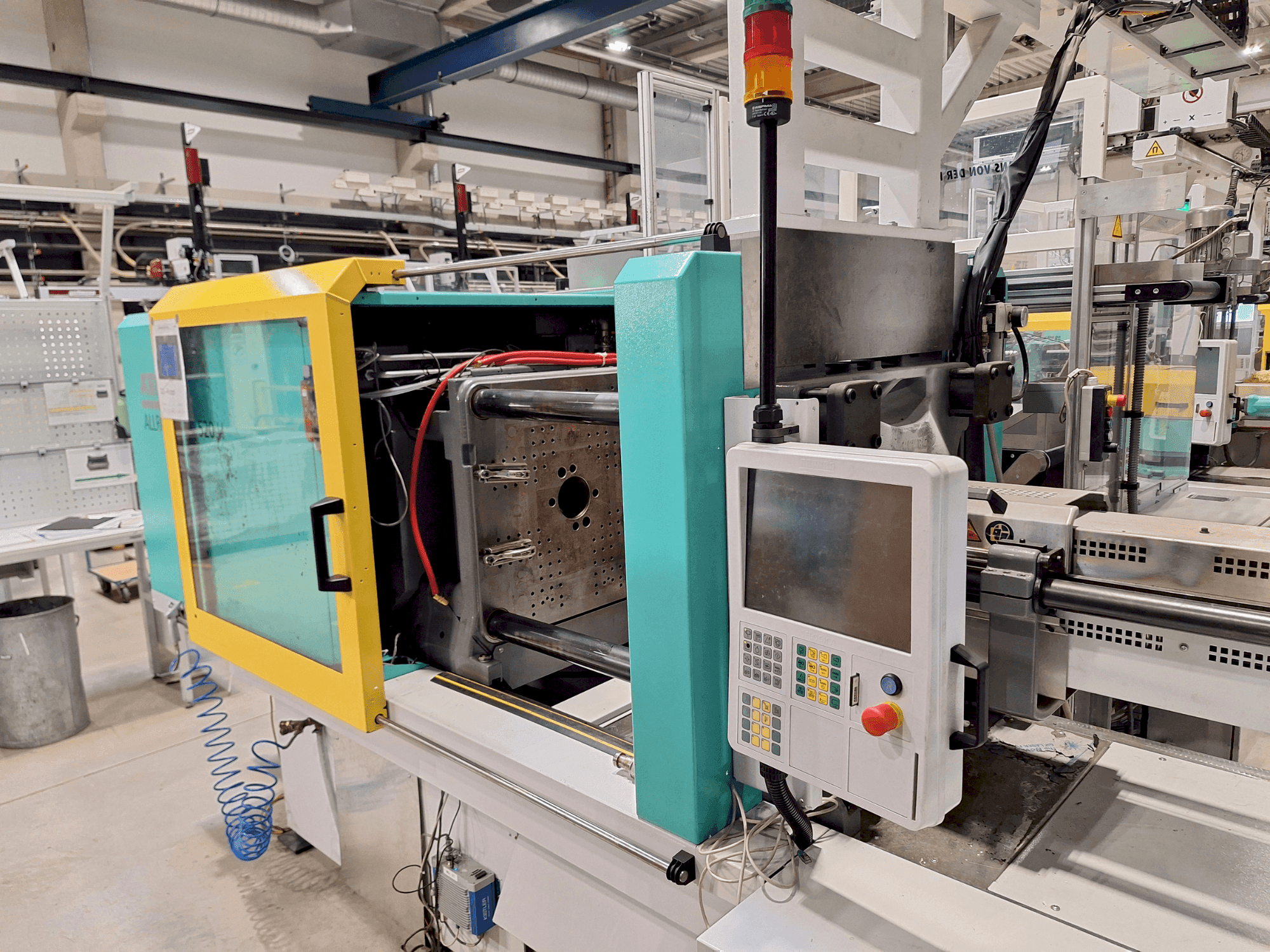 Prikaz stroja Arburg 520 H sprijeda