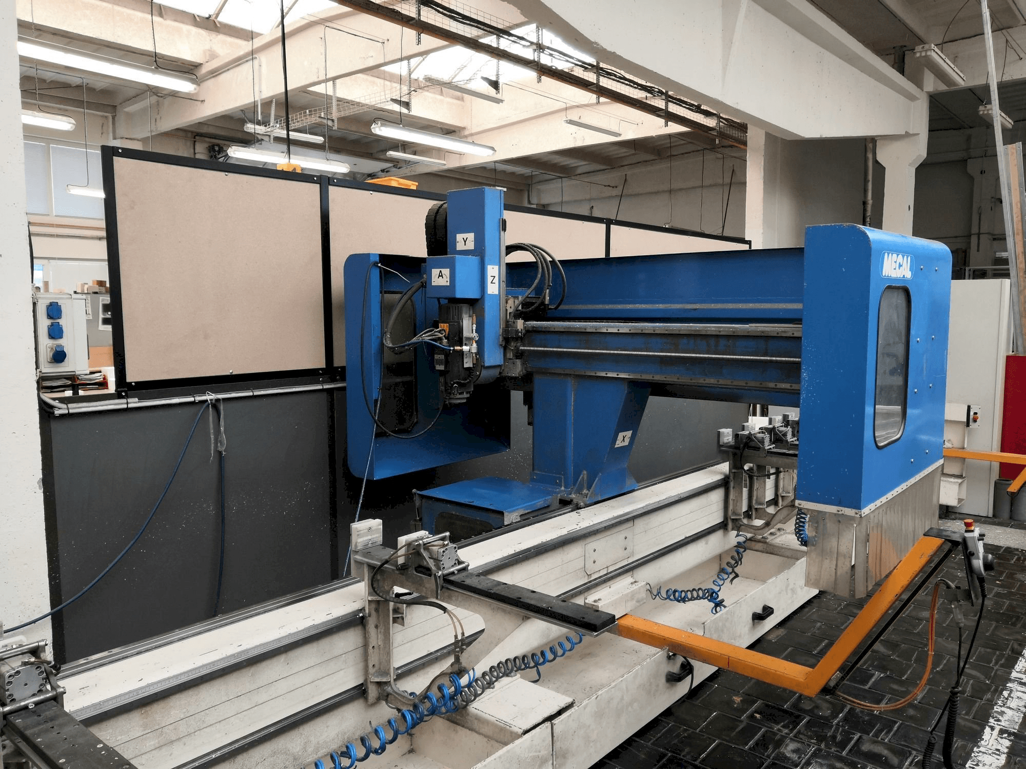 Prikaz stroja MECAL MC 304 Pioneer 3 sprijeda