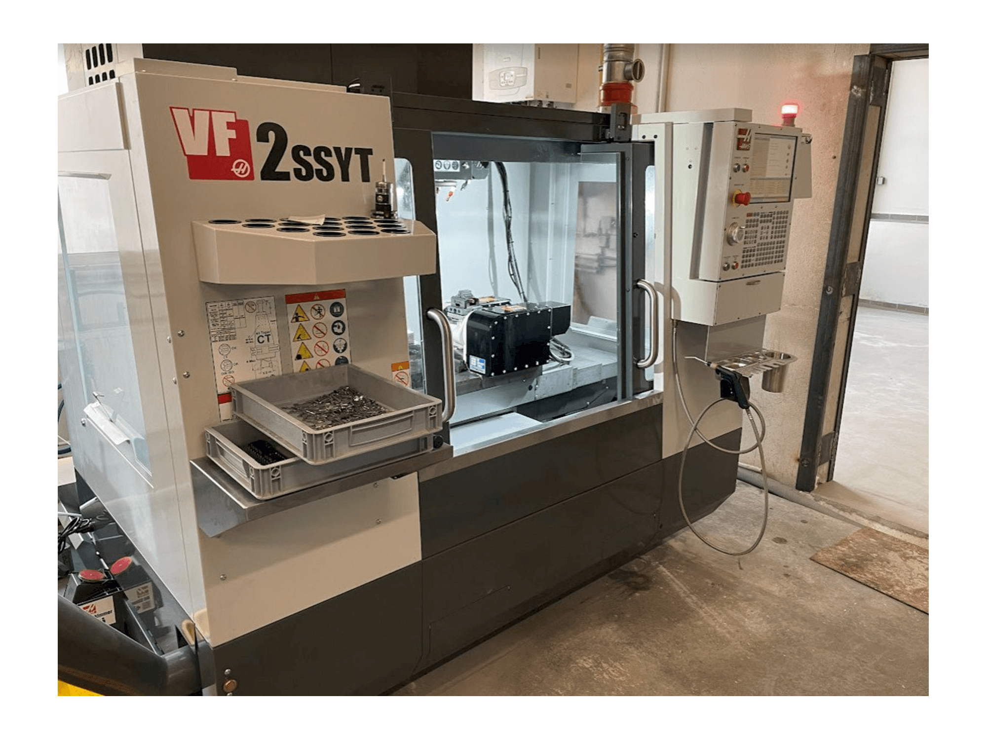 Prikaz stroja HAAS VF-2SSYT sprijeda