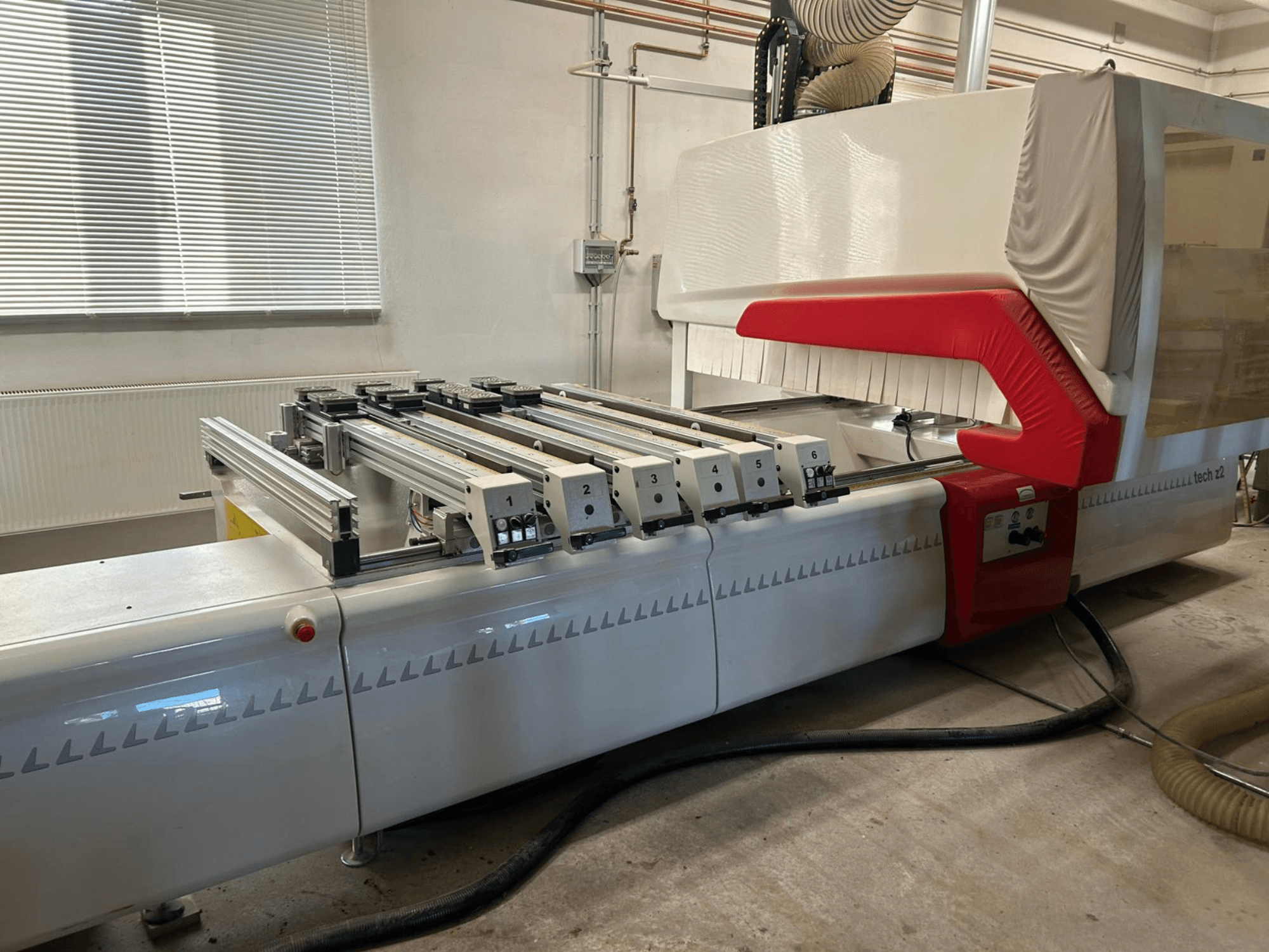 SCM TECH Z2-27-C stroj za bušenje drva, bočni pogled, prikazuje upravljačku ploču i vodilice, s crveno-bijelim dizajnerskim elementima.