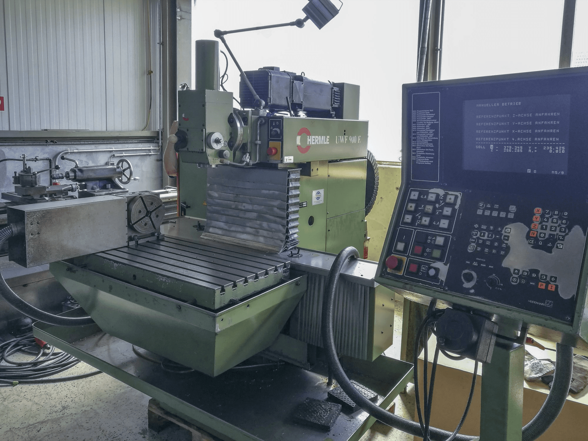 Prikaz 1 stroja HERMLE UWF 900 E zdesna