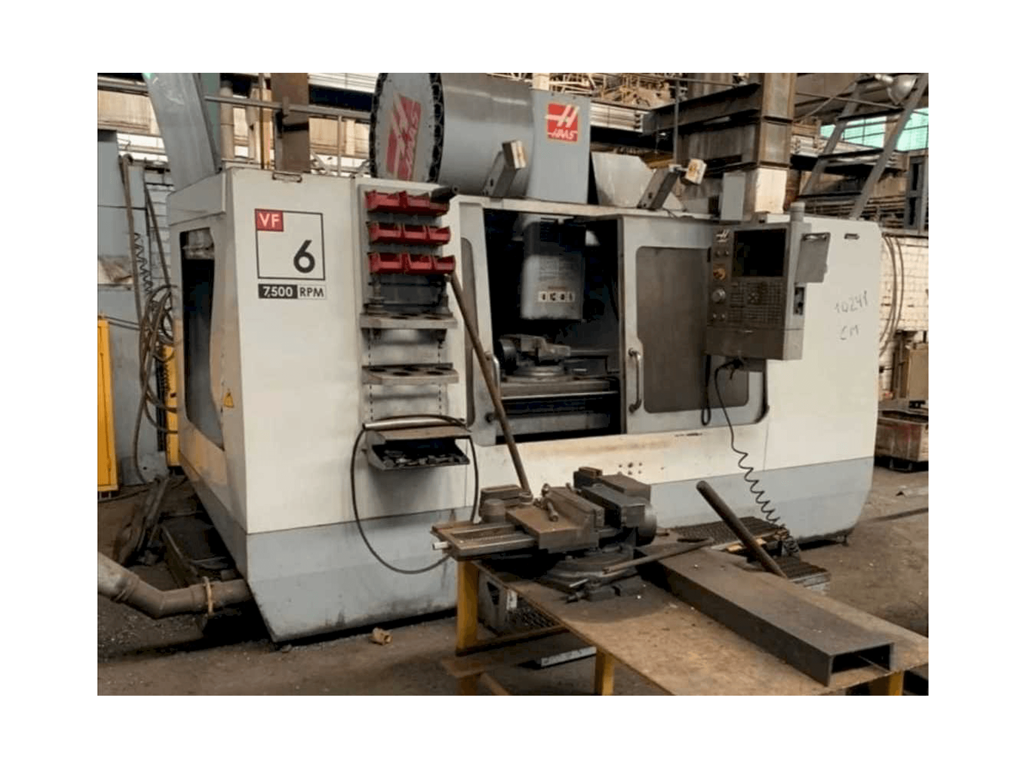 Prikaz stroja HAAS VF-6/50 sprijeda