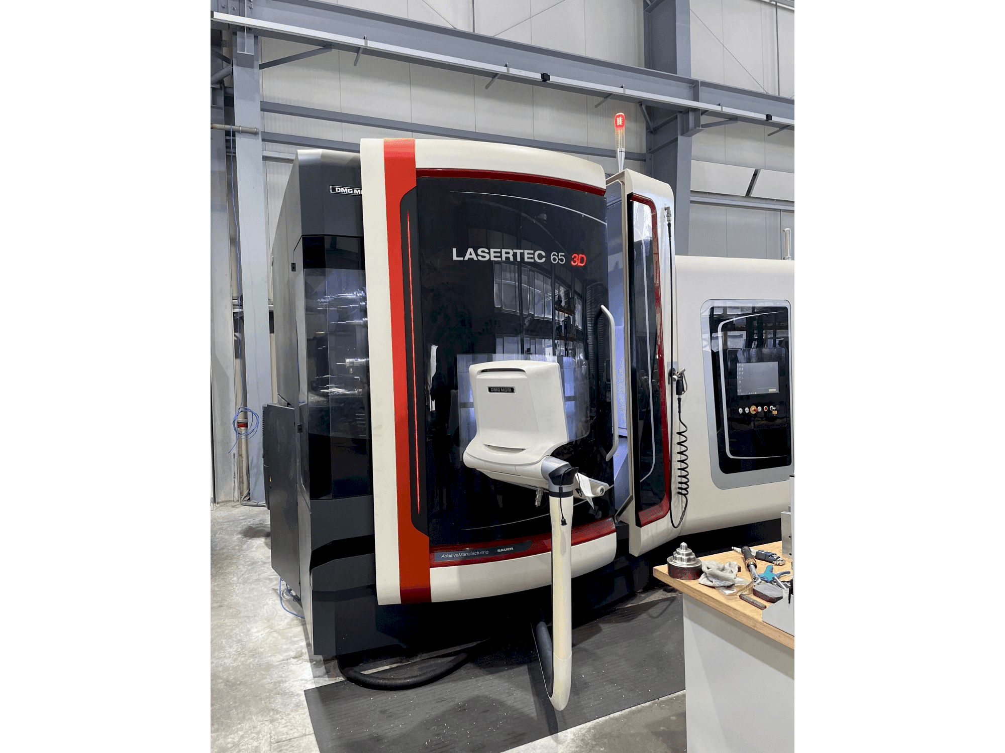 Prikaz stroja DMG MORI LASERTEC 65 3D Hybrid sprijeda