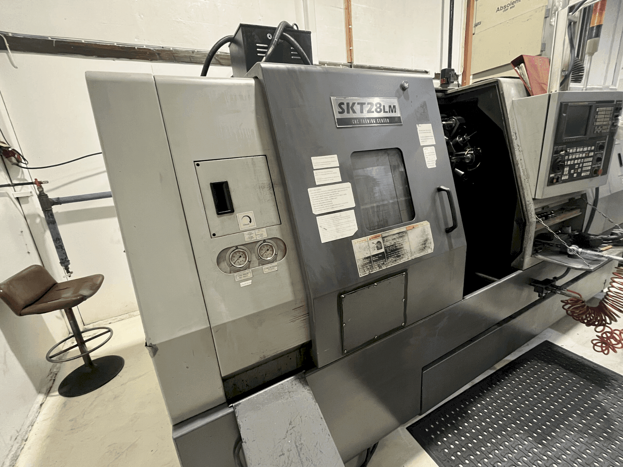 Prikaz stroja Hyundai Kia SKT 28 LM sprijeda