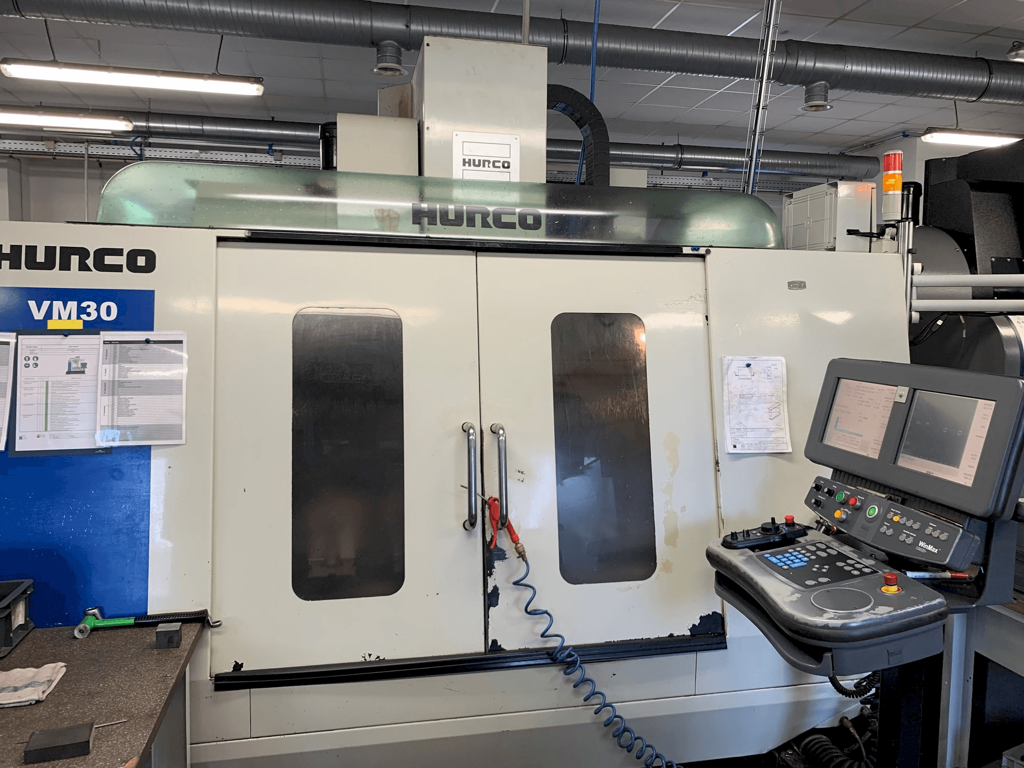 Prikaz stroja Hurco VM30 sprijeda