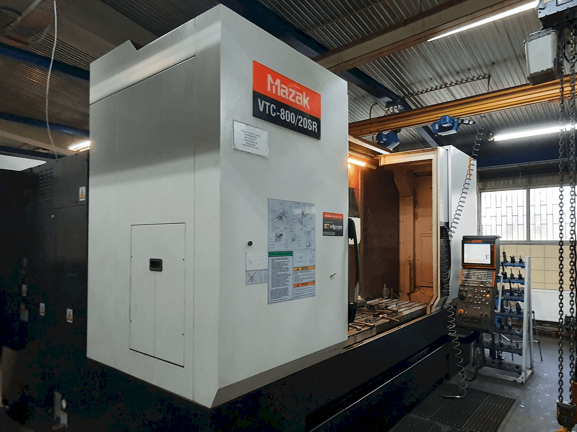 Prikaz stroja Mazak VTC-800/20SR sprijeda