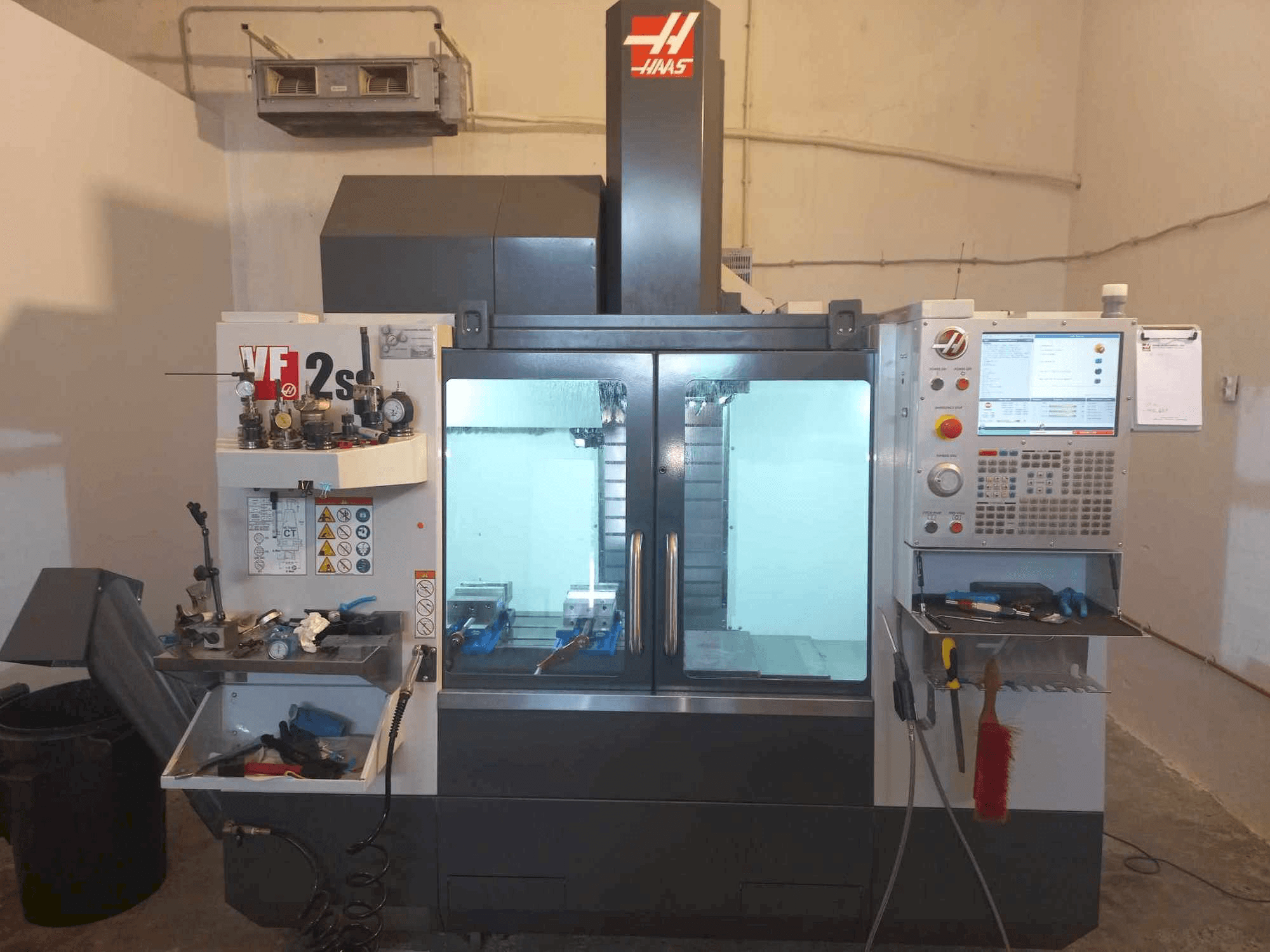 Prikaz stroja HAAS VF 2 SS sprijeda
