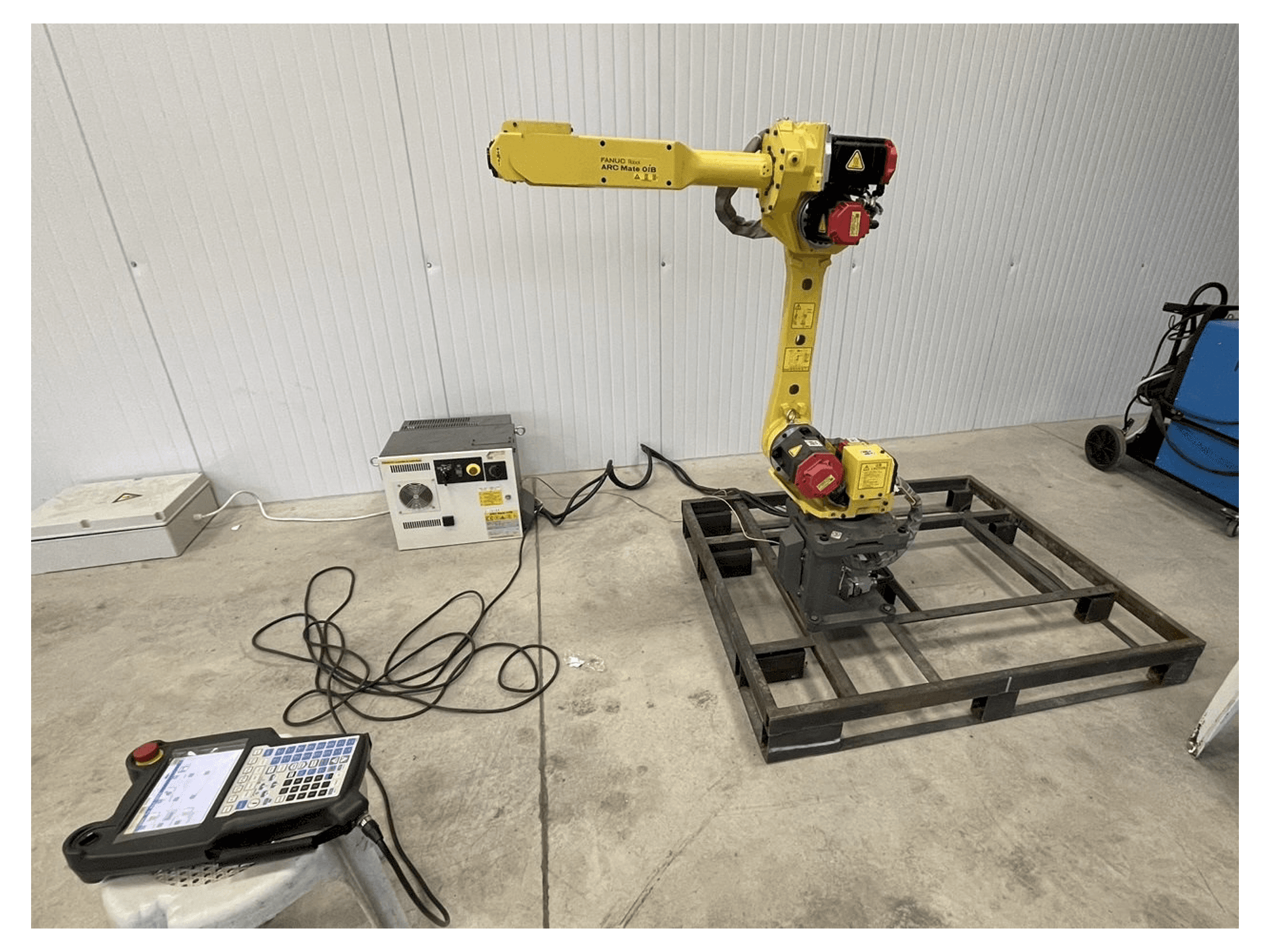 Prikaz stroja FANUC Arc mate 0iB sprijeda