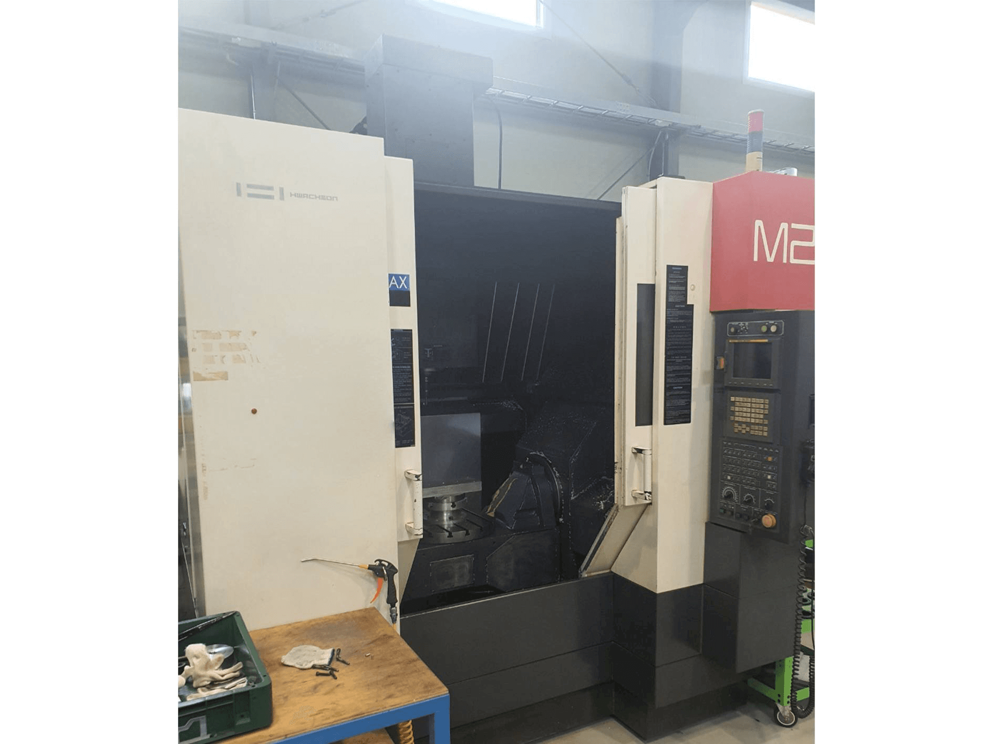 Prikaz stroja HWACHEON M2 sprijeda