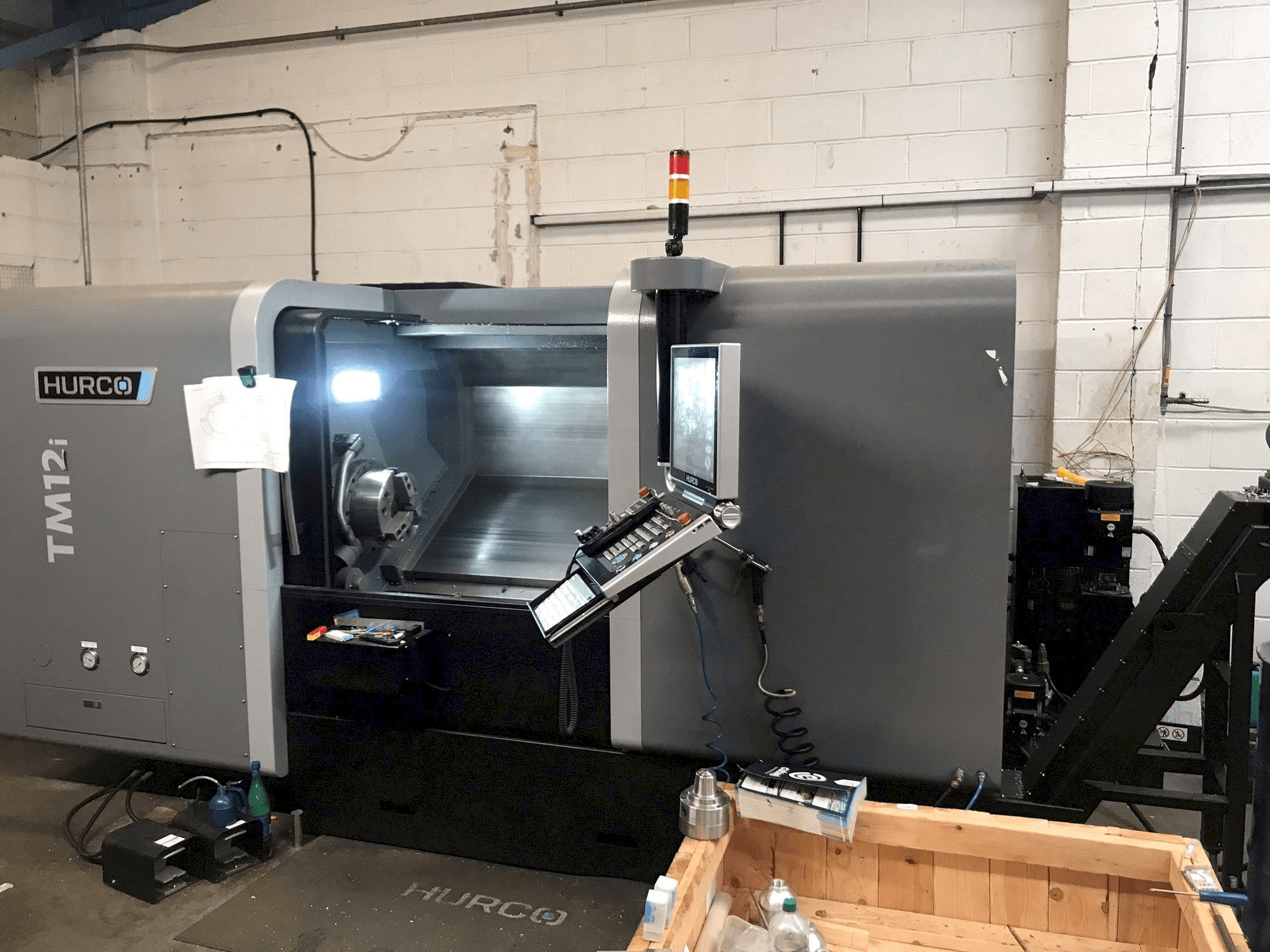 Prikaz stroja Hurco TM12i sprijeda