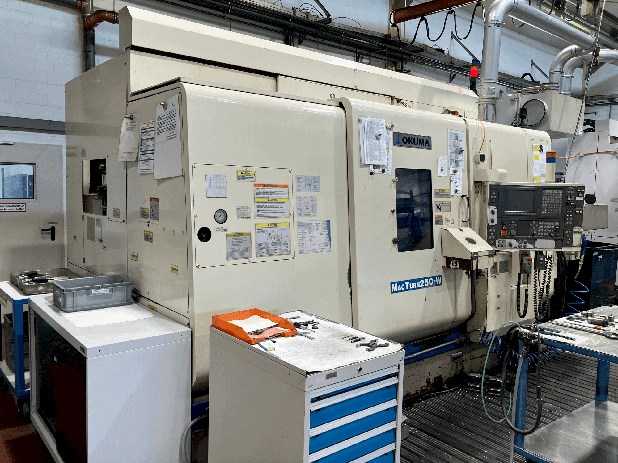 Prikaz stroja Okuma MacTurn 250-W sprijeda