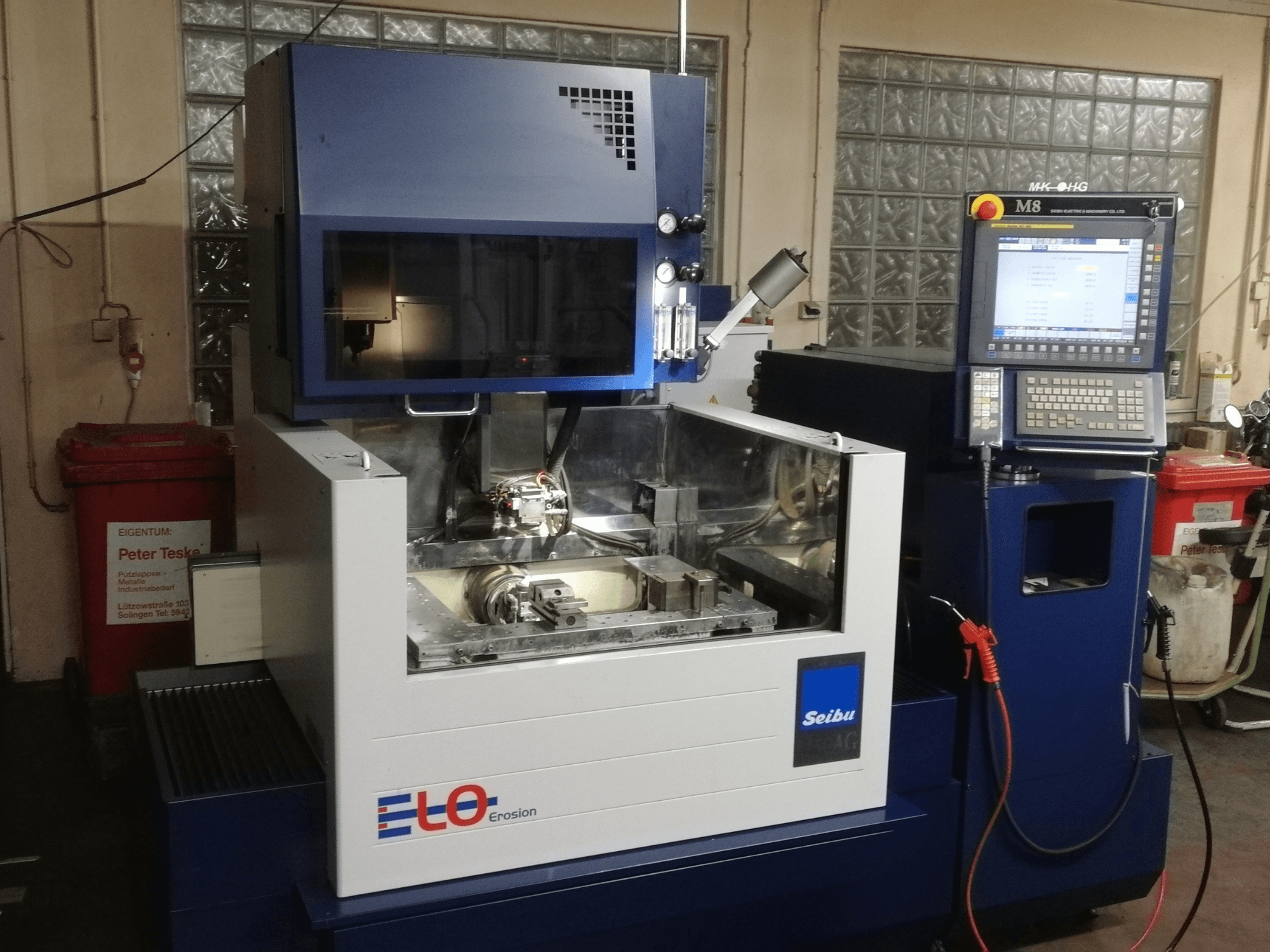 ELO Seibu erozioni stroj prikazan sprijeda, s upravljačkom pločom i vidljivim radnim područjem s metalnim komponentama.