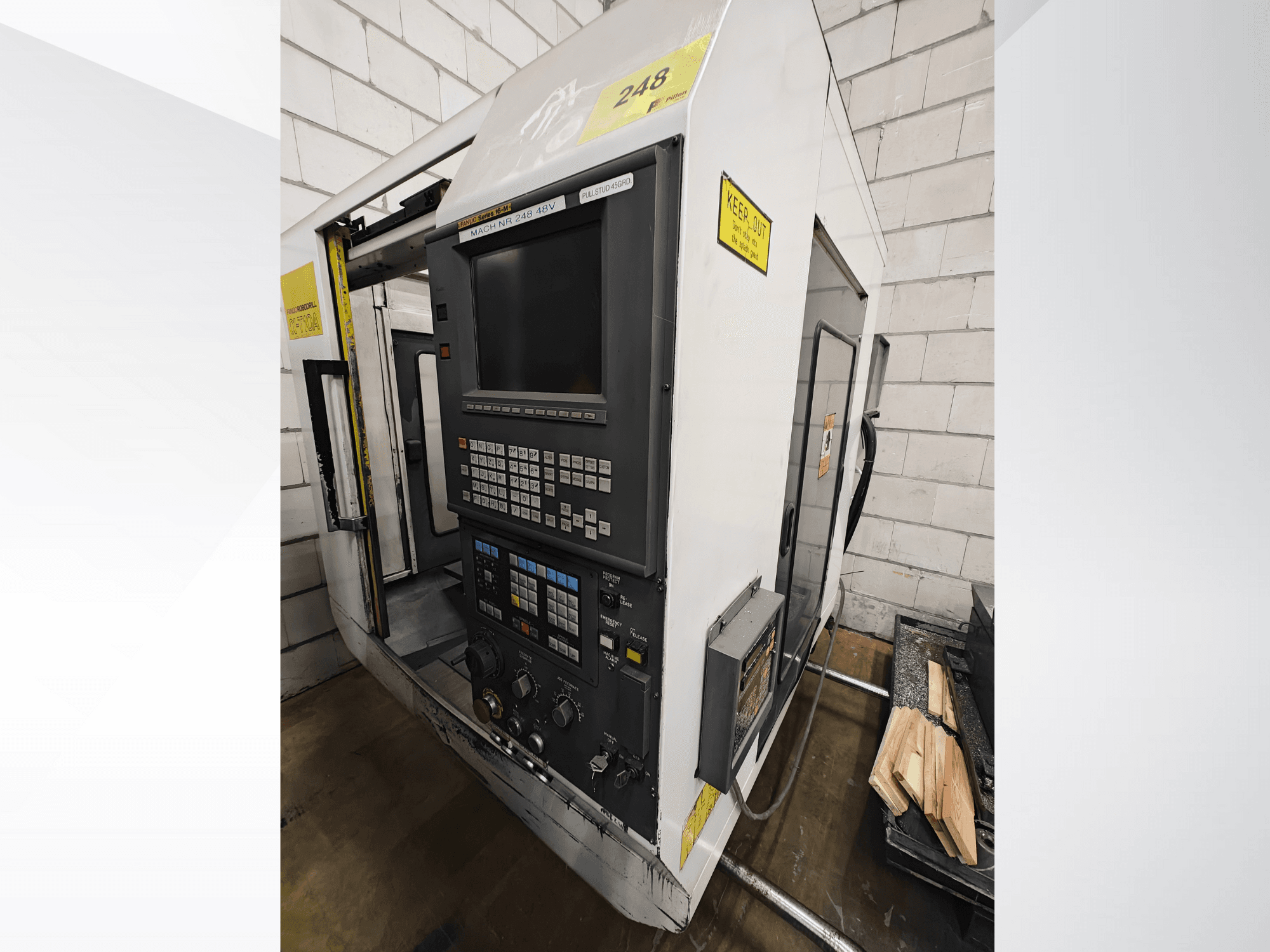 CNC stroj model br. 248, prednji pogled, s upravljačkom pločom s gumbima i zaslonom, s drvenim dijelovima na polici u blizini.