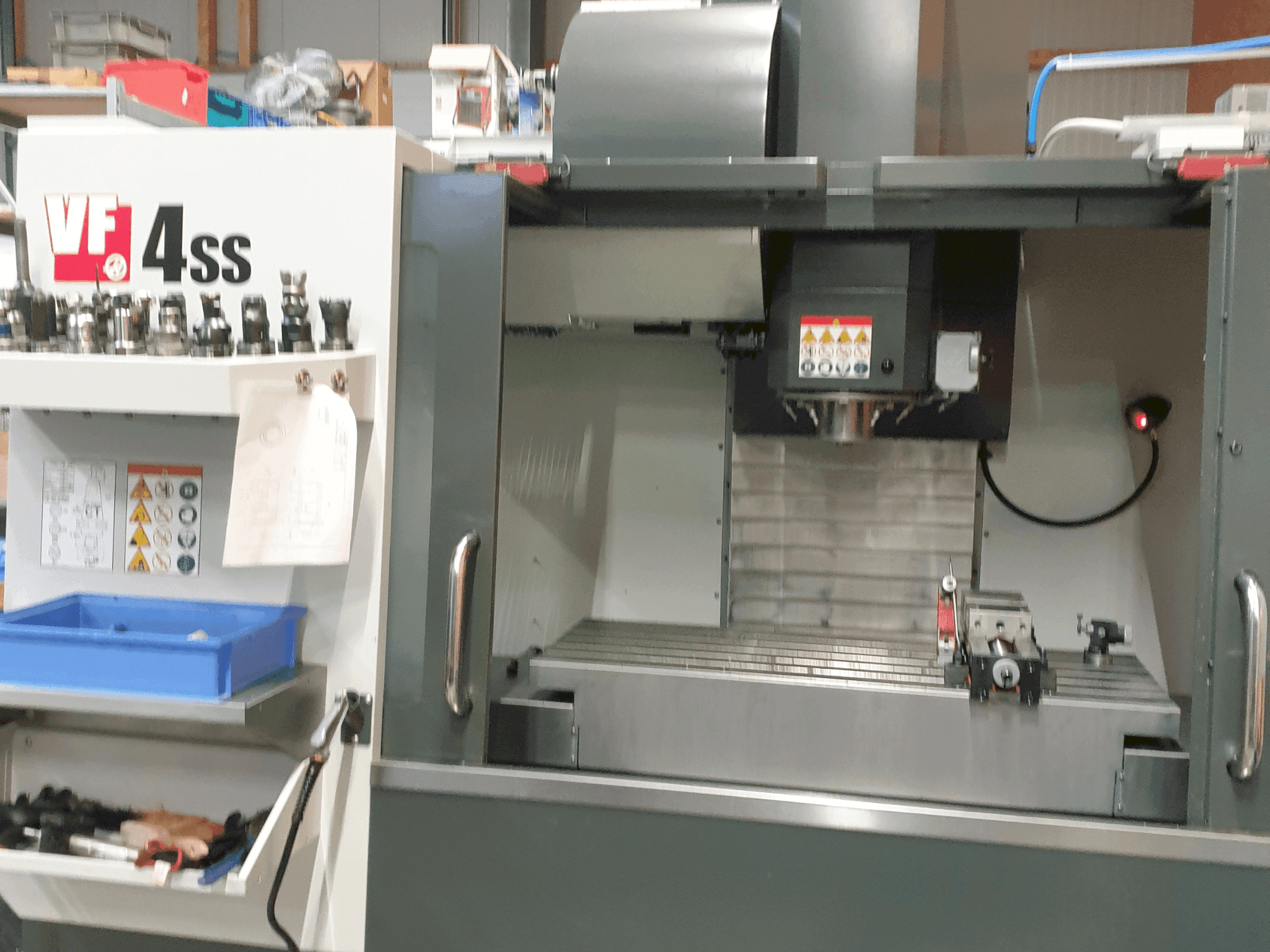 Prikaz stroja HAAS VF 4 SS sprijeda