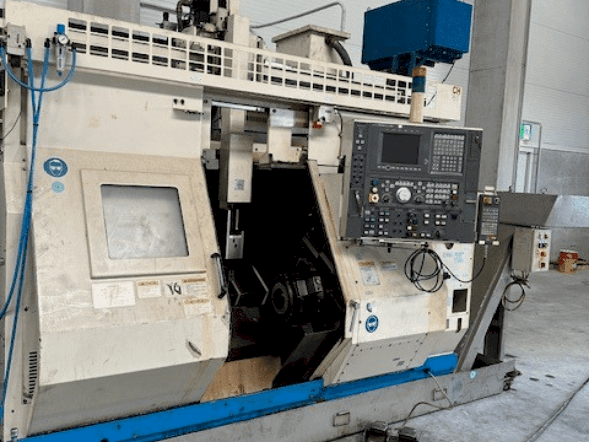 Prikaz stroja Okuma LT10 sprijeda