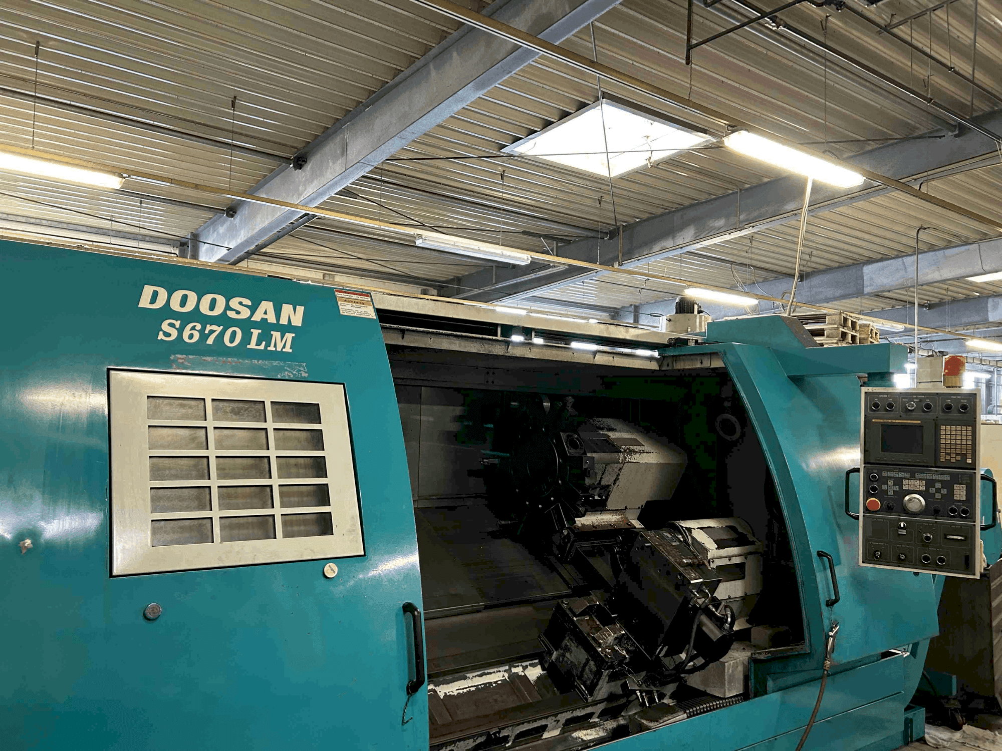 Prikaz stroja DOOSAN S670 LM sprijeda