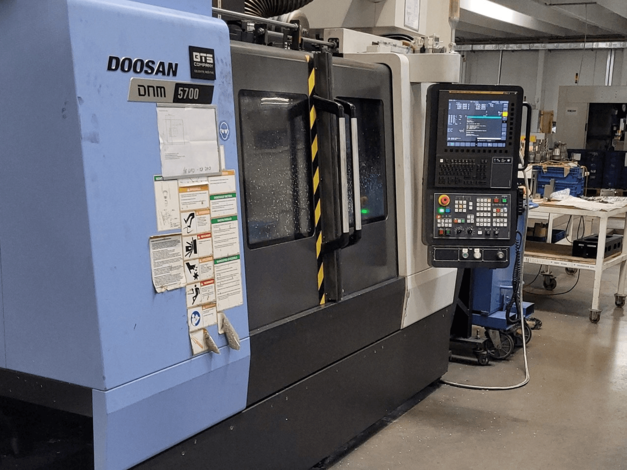 Vertikalni obradni centar DOOSAN DNM 5700, prednji pogled, prikaz upravljačke ploče i operativnih kontrola.