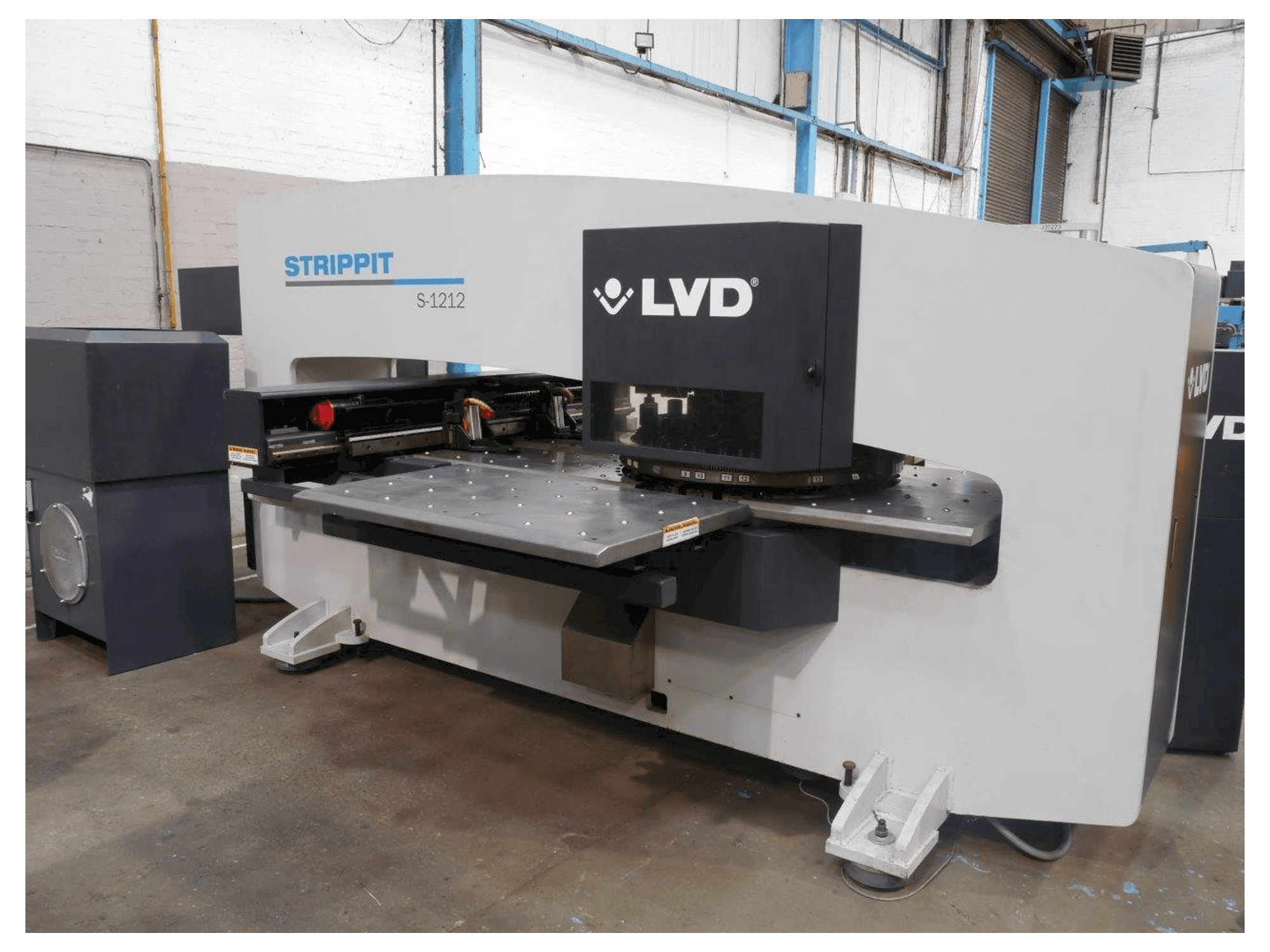 Prikaz stroja LVD STRIPPIT S 1212 sprijeda