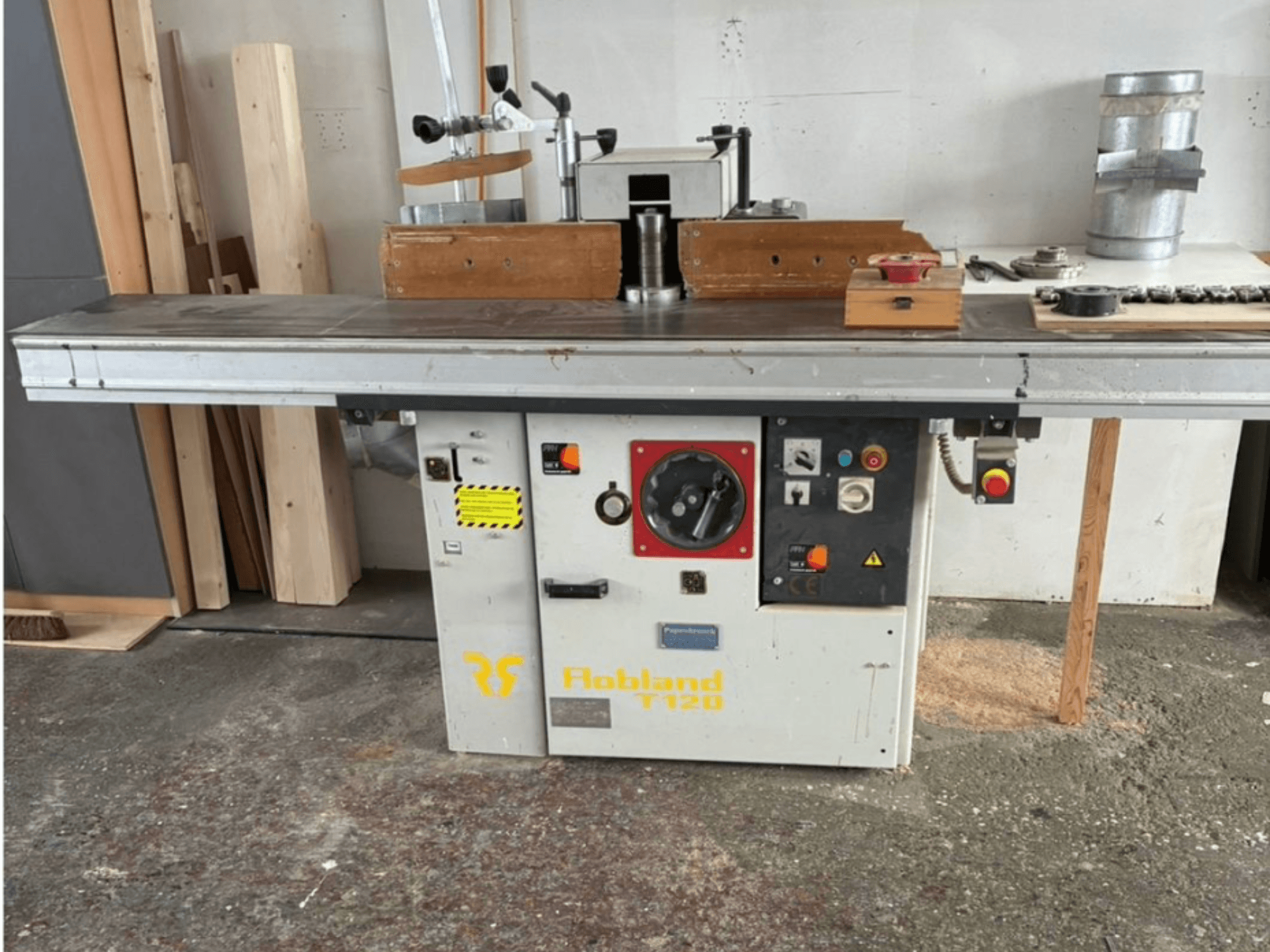 Hobbland T120 stolna blanjalica, pogled sprijeda, ima srebrnu površinu, upravljačku ploču s gumbima i sigurnosne naljepnice.