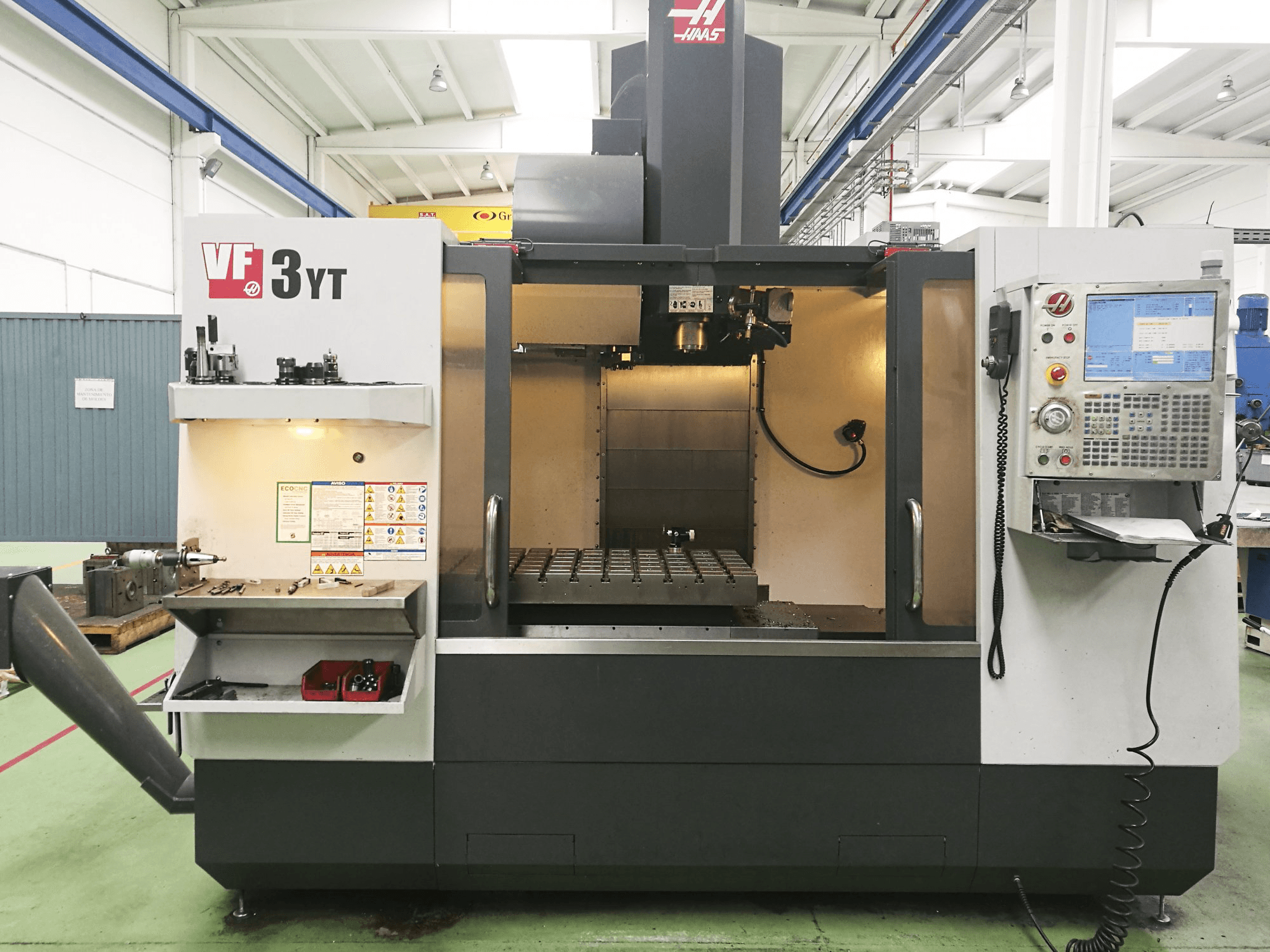 Prikaz 2 stroja HAAS VF-3YT sprijeda