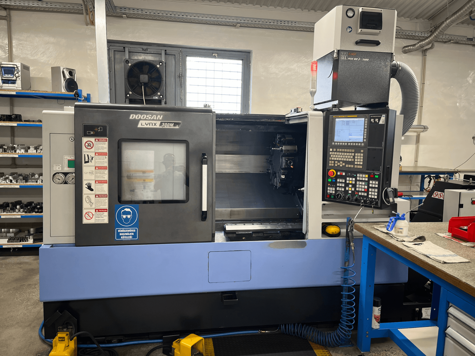 Horizontalni tokarski stroj DOOSAN LYNX 300M, prednji pogled, s upravljačkom pločom i operativnim komponentama.